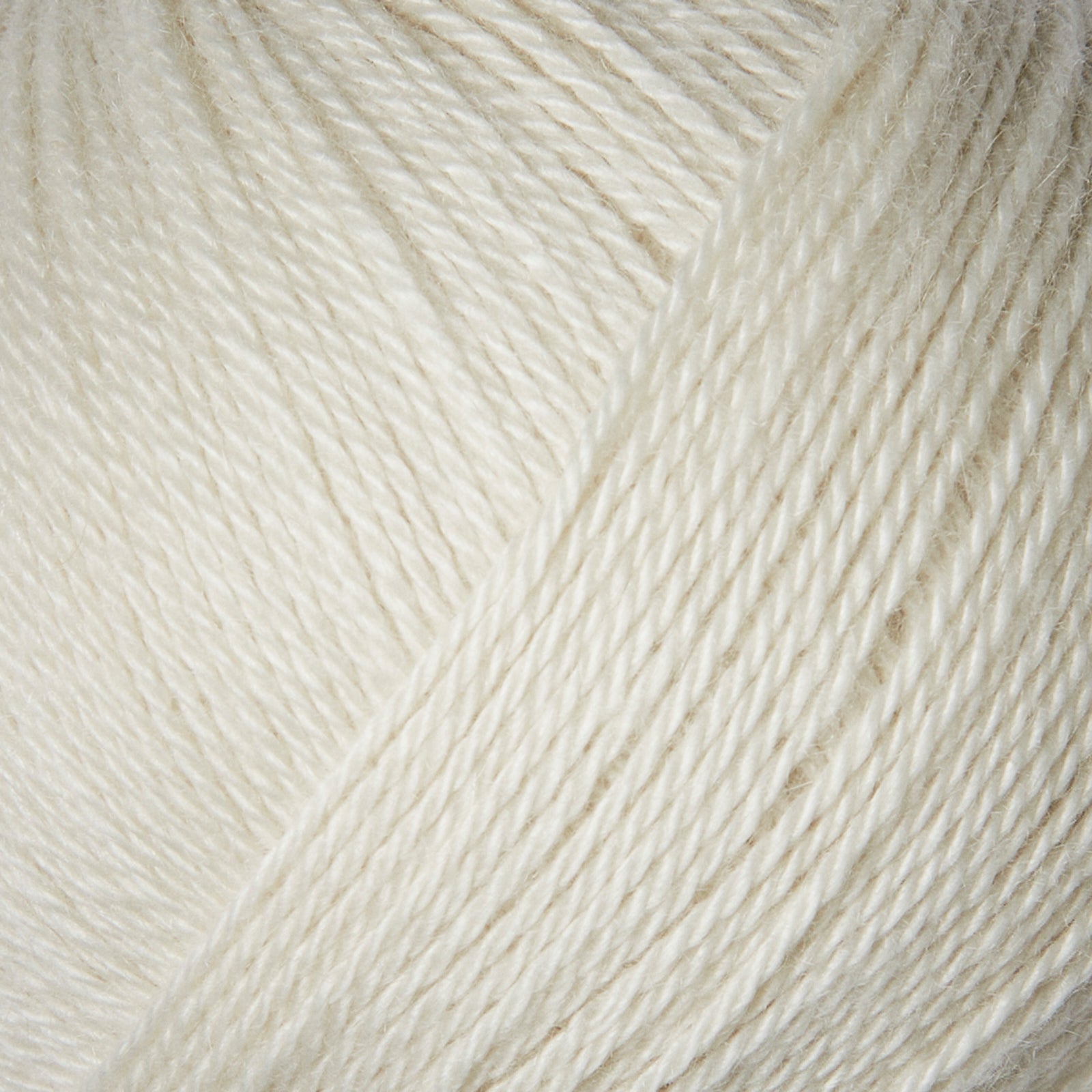 Krem renkli, yumuşacık ve sıcak tutan Knitting for Olive uyumlu lüks kaşmir iplik.