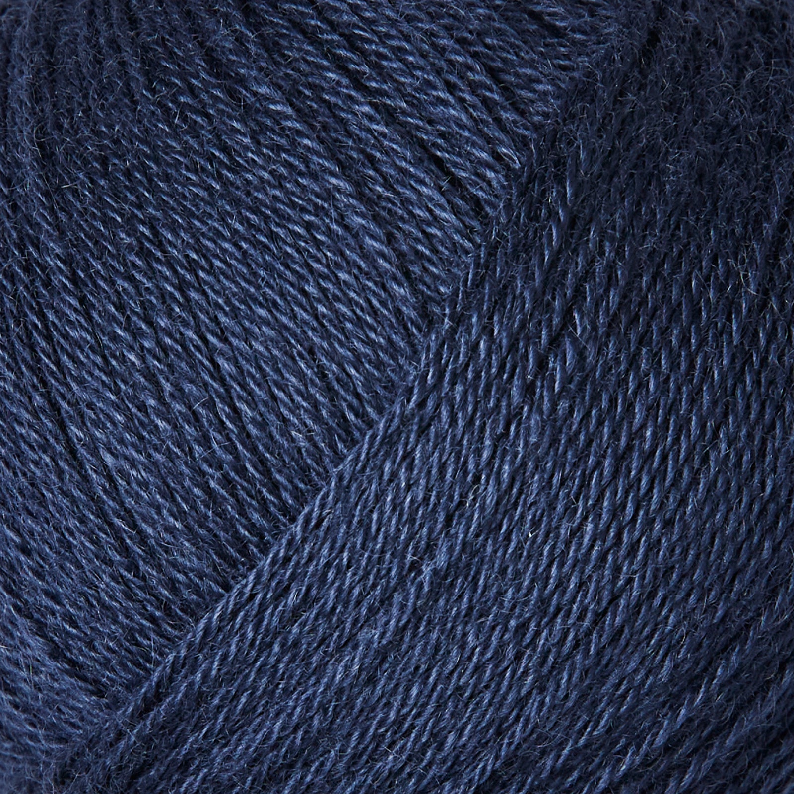 Knitting for Olive uyumlu navy blue kaşmir iplik, yumuşak dokusuyla örgülerinize lüks bir dokunuş katar.