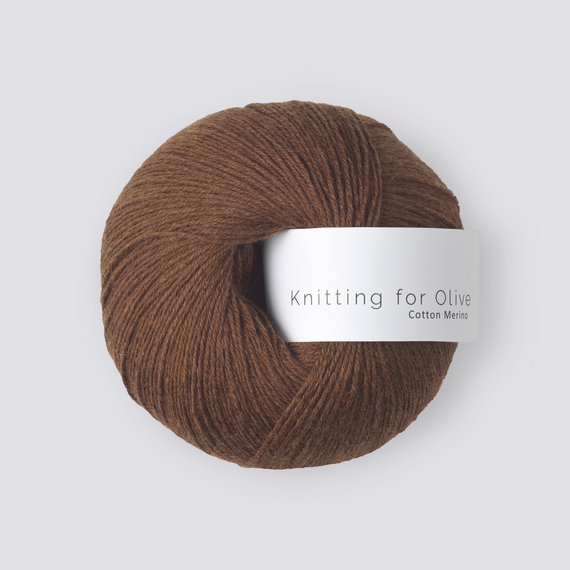 Koyu konyak rengi Knitting for Olive Cotton Merino iplikle yumuşak ve nefes alan şık örgüler yarat.