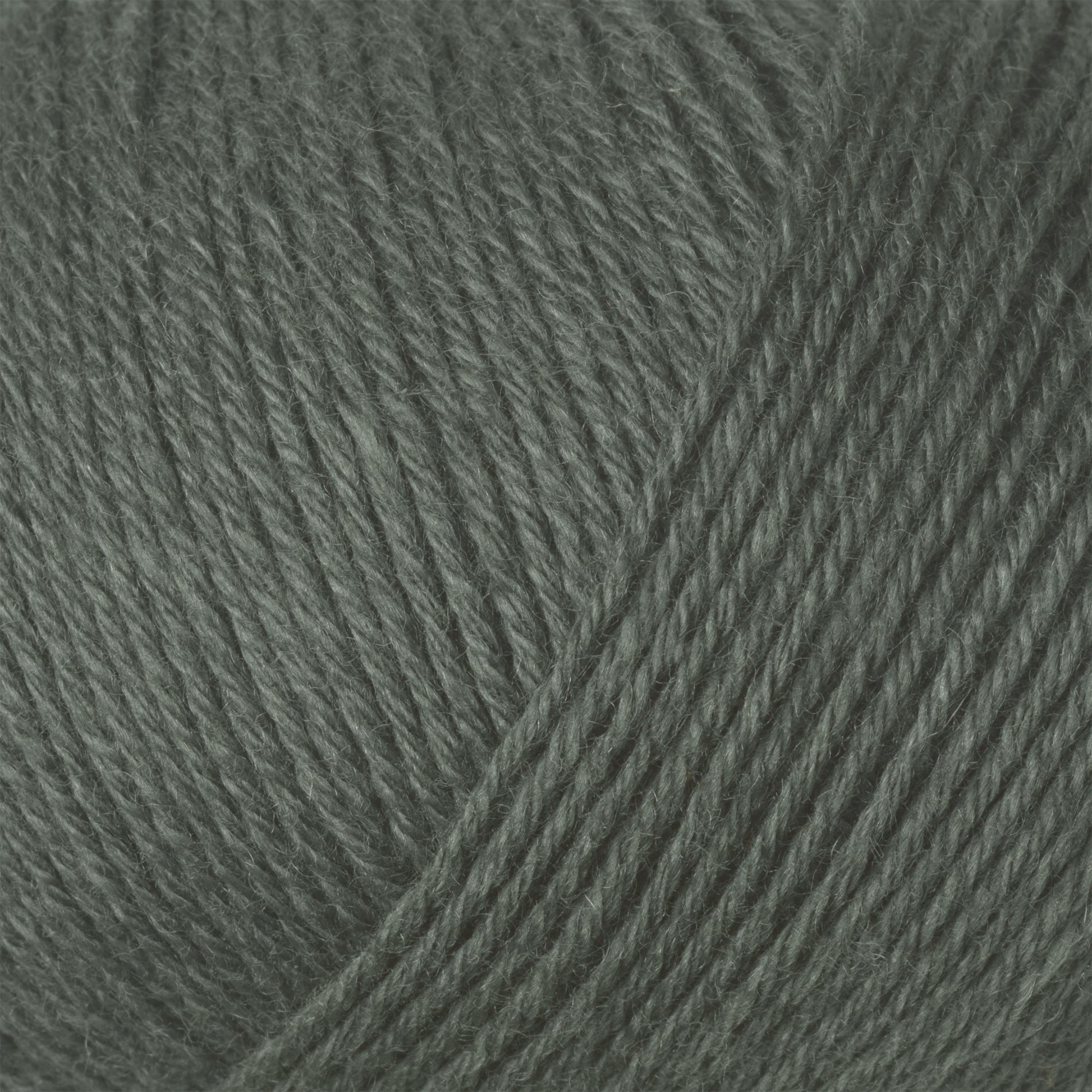 Koyu deniz yeşili Knitting for Olive Cotton Merino ipliğiyle yumuşak, nefes alabilen ve cilt dostu örgüler yapın.