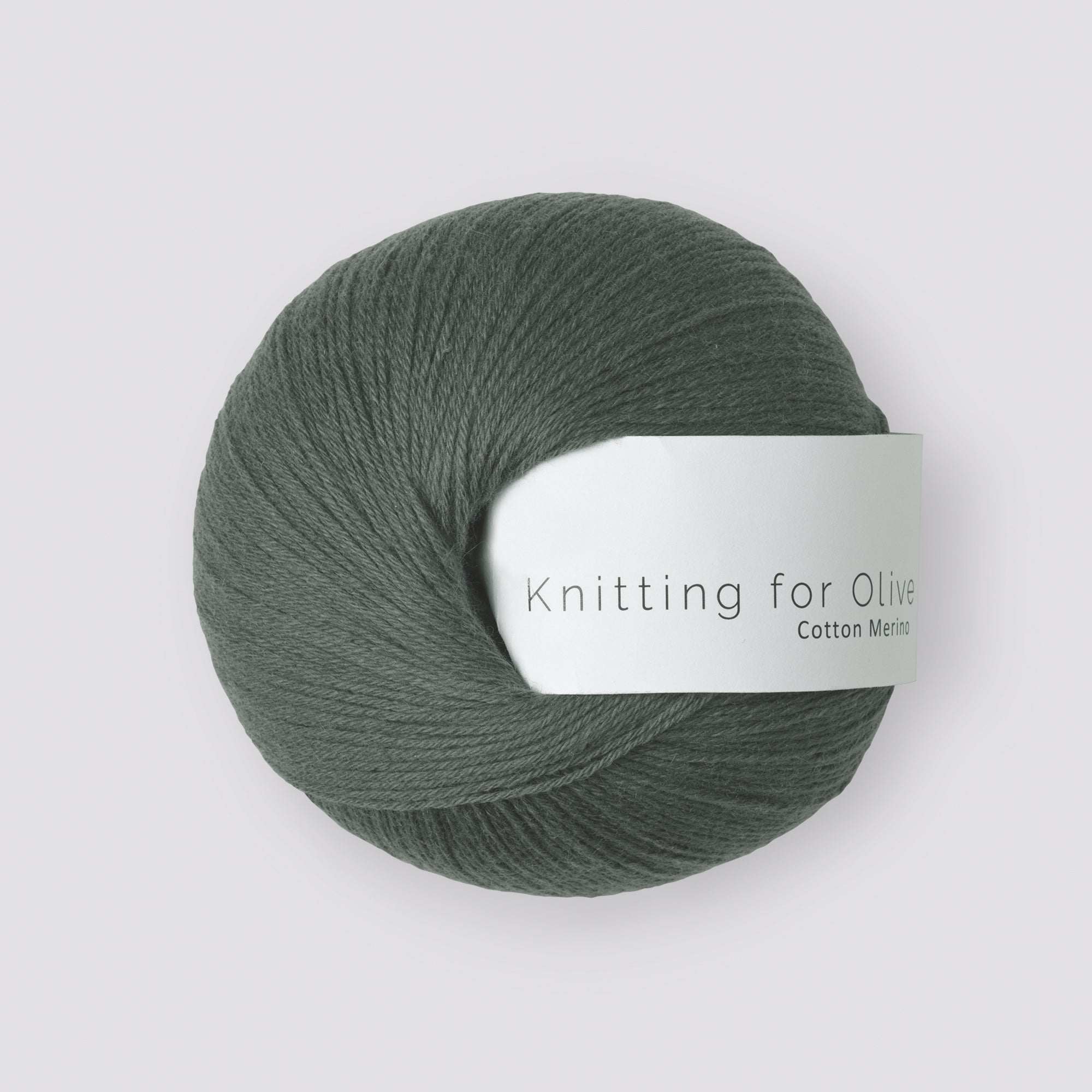 Koyu deniz yeşili Knitting for Olive Cotton Merino ipliğiyle yumuşak, nefes alabilen ve cilt dostu örgüler yapın.