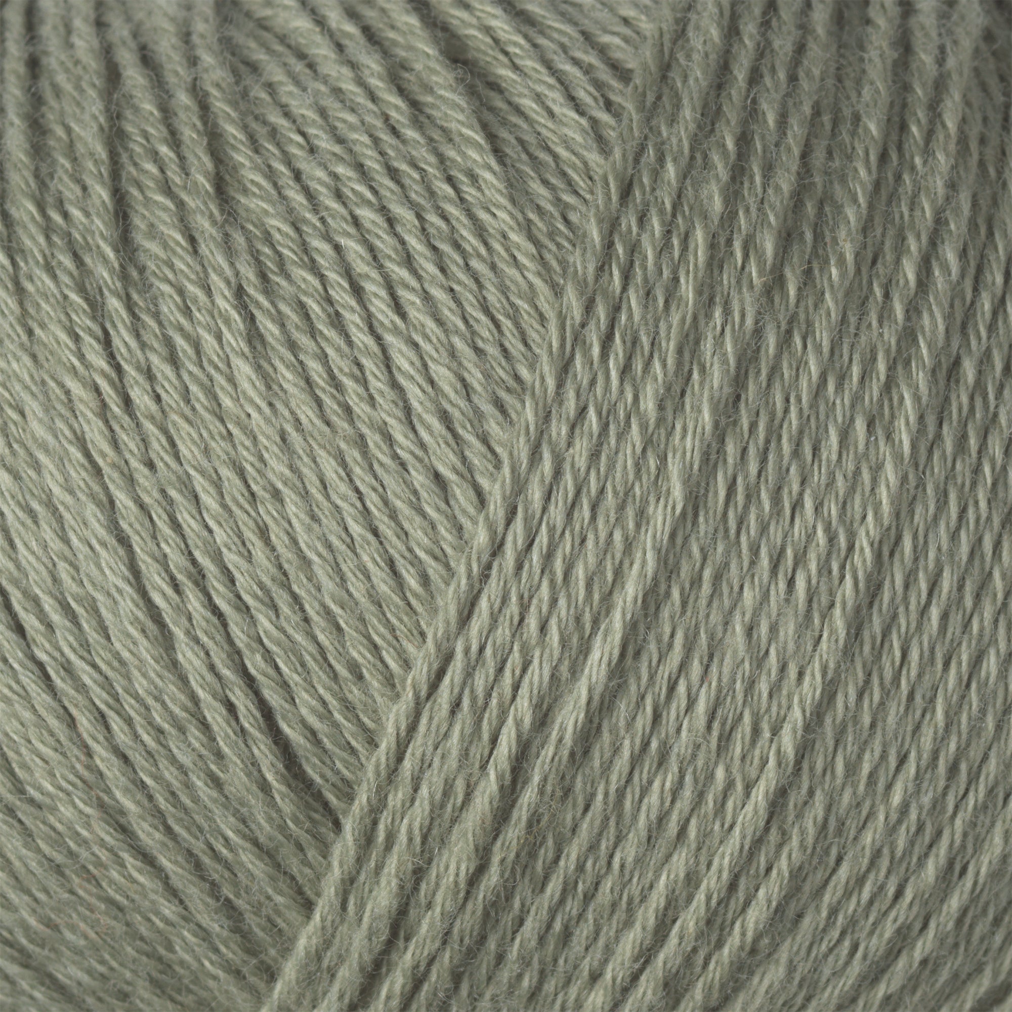 Knitting for Olive Cotton Merino'nun yumuşak ve dayanıklı Dusty Artichoke ipliği.
