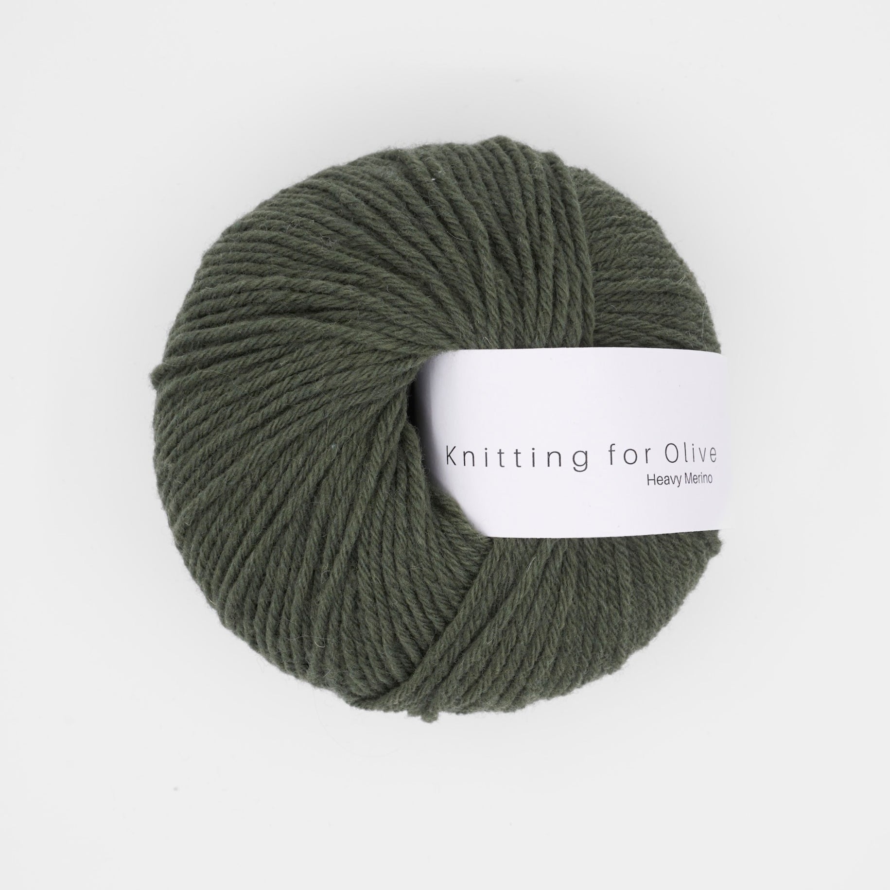 Knitting for Olive Heavy Merino şişe yeşili iplikle örgülerinize yumuşak dokunuş ve zarif derinlik katın.