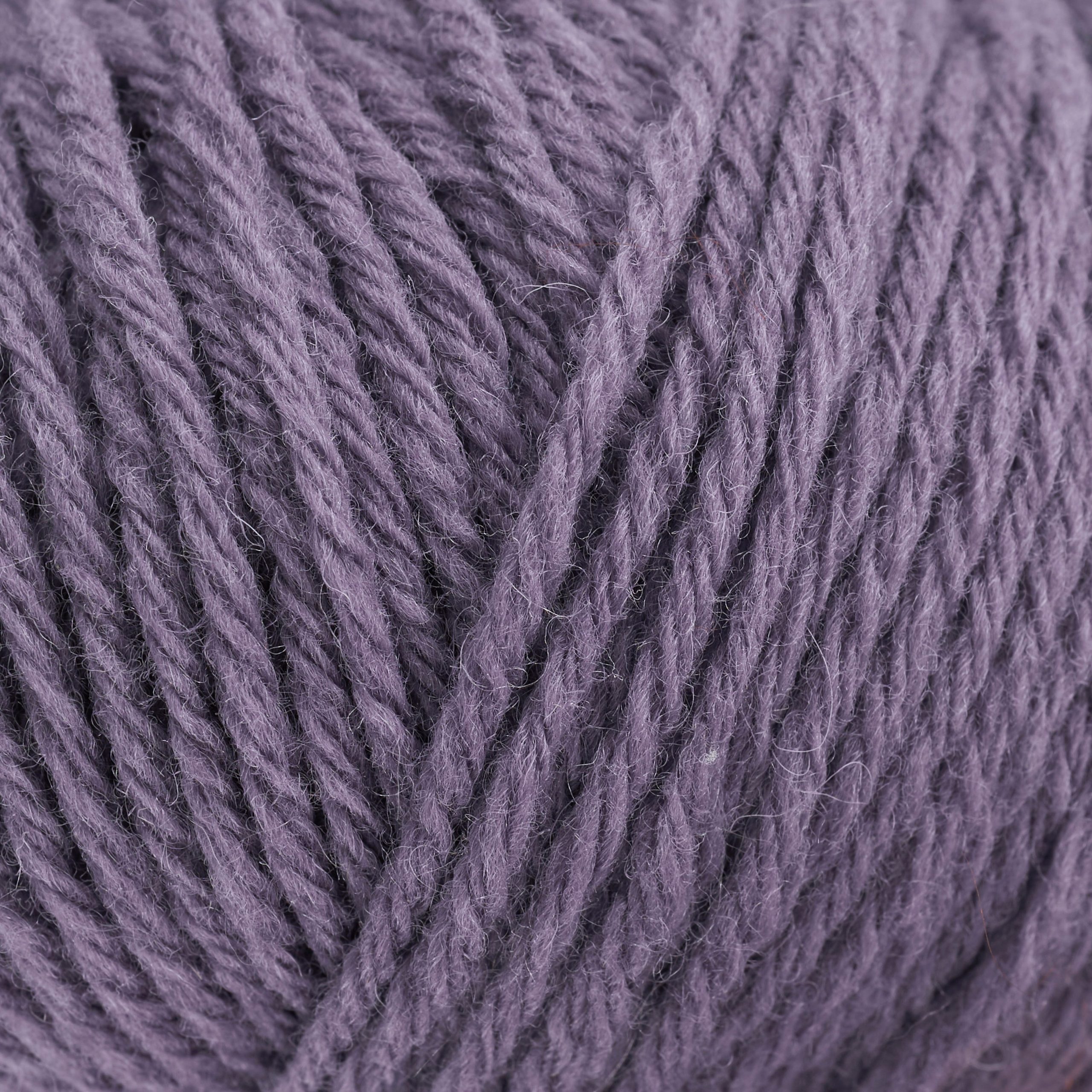 Knitting for Olive Heavy Merino'nun Dusty Violette tonu, yumuşak dokusu ve zengin rengiyle projelerinize zarif bir dokunuş katar.