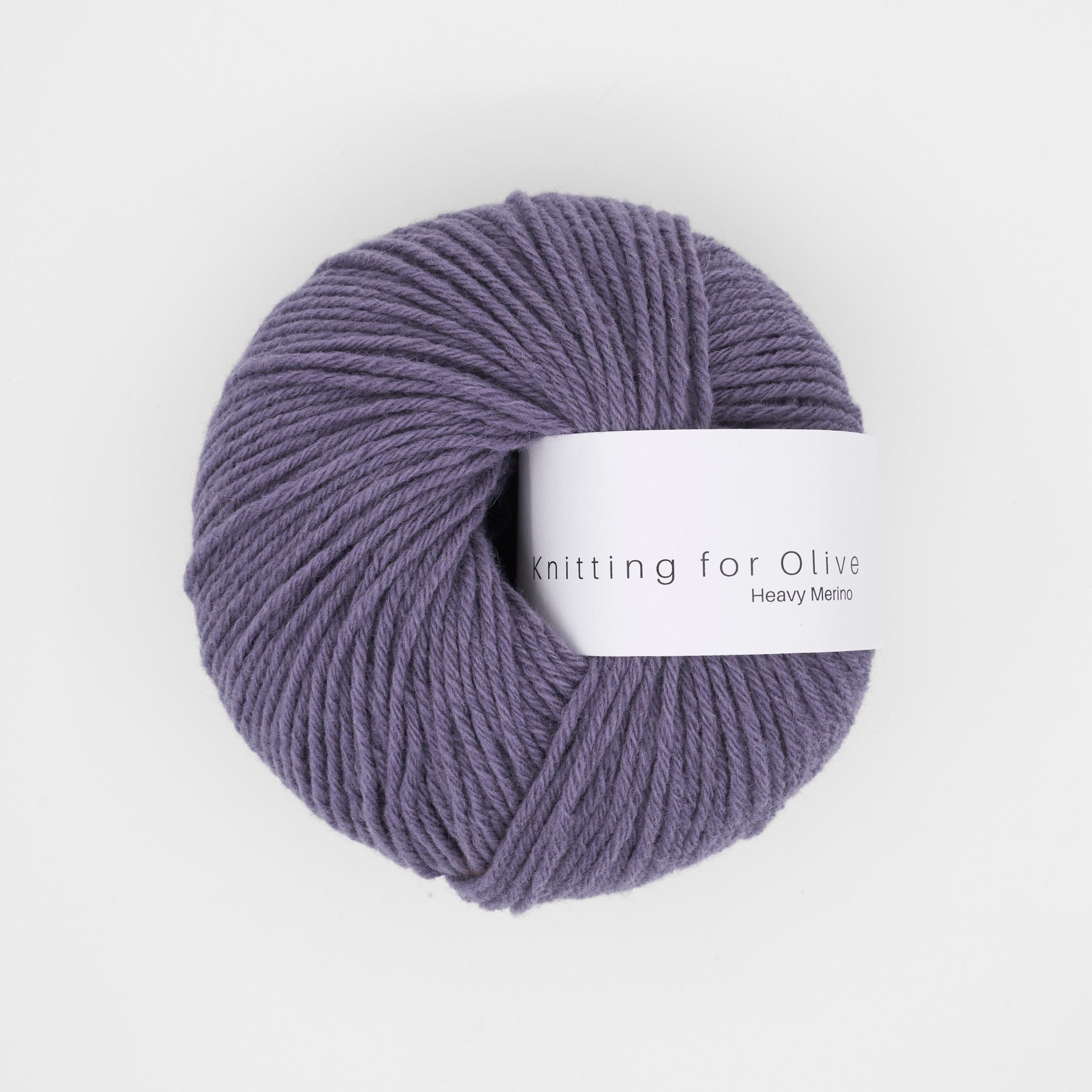 Knitting for Olive Heavy Merino'nun Dusty Violette tonu, yumuşak dokusu ve zengin rengiyle projelerinize zarif bir dokunuş katar.