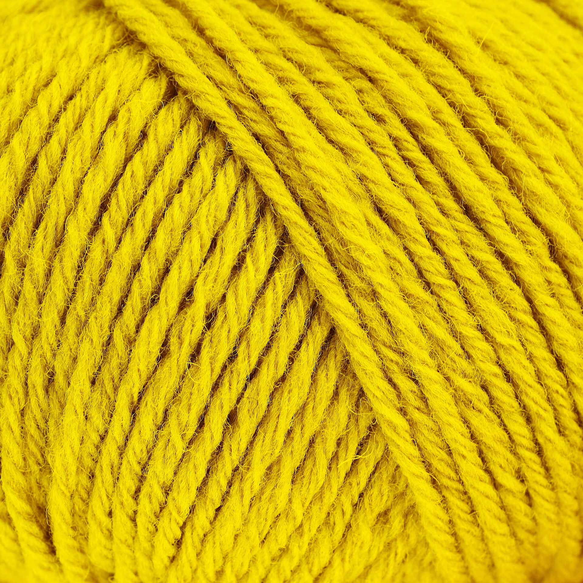 Knitting for Olive Heavy Merino Umami Yellow ile yumuşak dokulu ve canlı sarı örgüler yapın.
