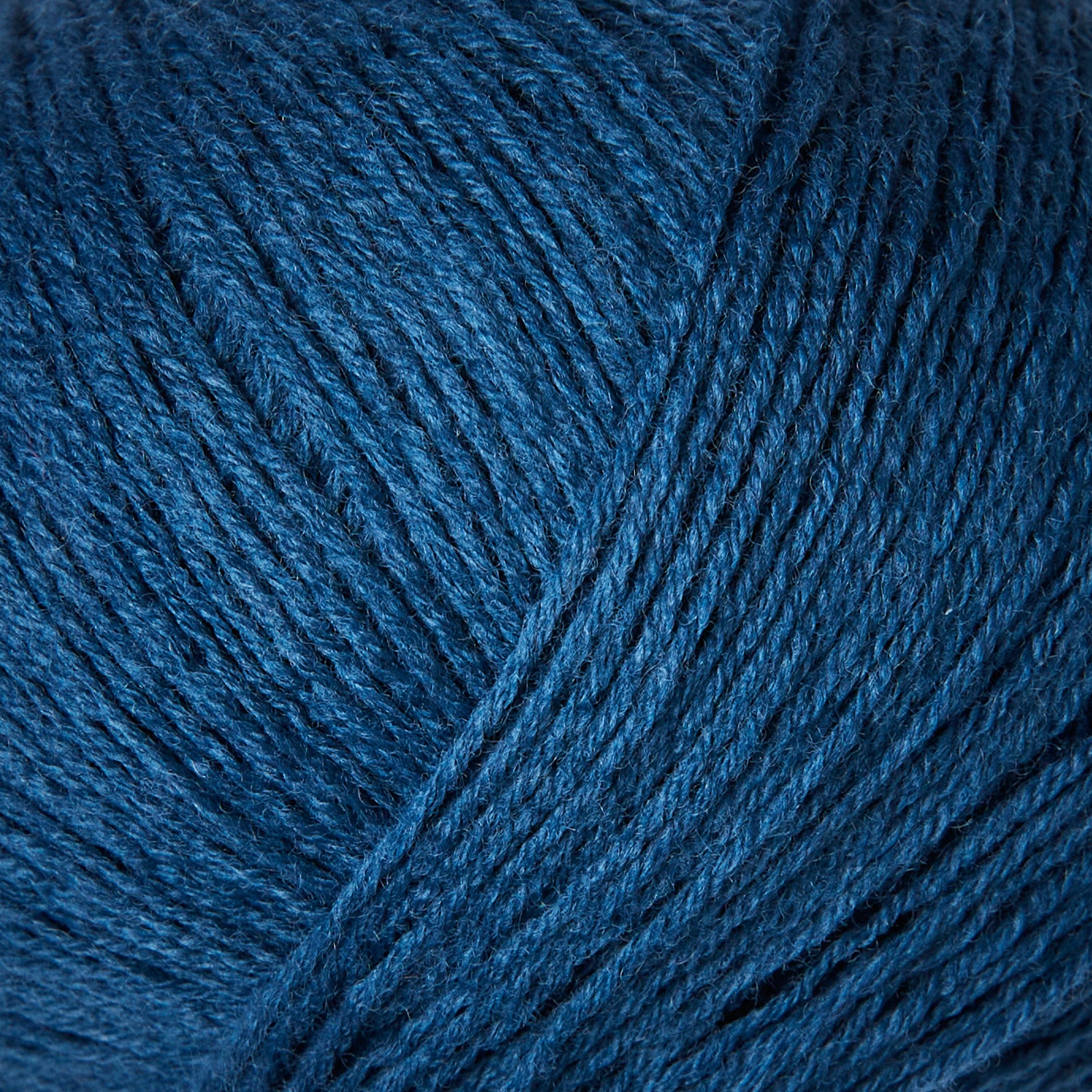 Knitting for Olive Merino'nun Blue Tit rengiyle bebek hassasiyetinde yumuşak ve nefes alan doğal iplik.