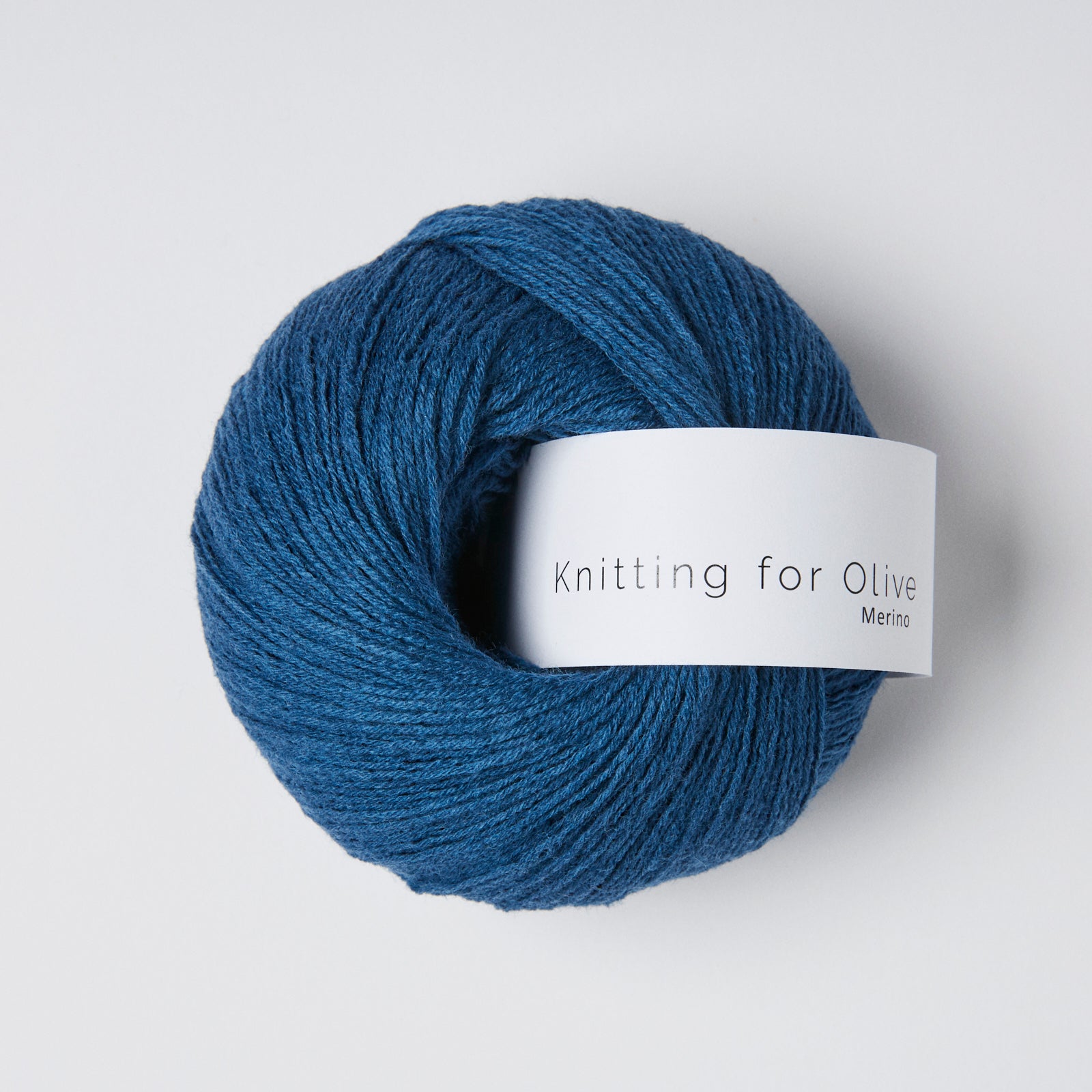 Knitting for Olive Merino'nun Blue Tit rengiyle bebek hassasiyetinde yumuşak ve nefes alan doğal iplik.