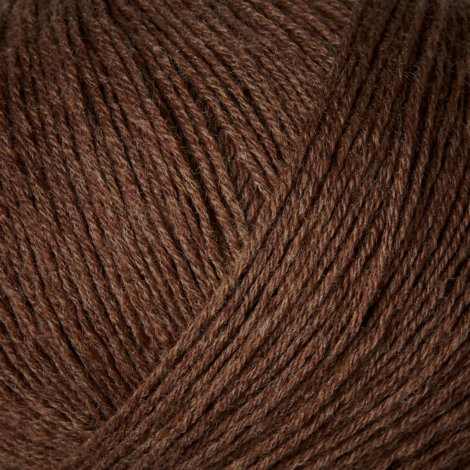 Knitting for Olive Merino'nun yumuşak Dark Cognac ipliğiyle sıcak ve şık örgüler yaratın.