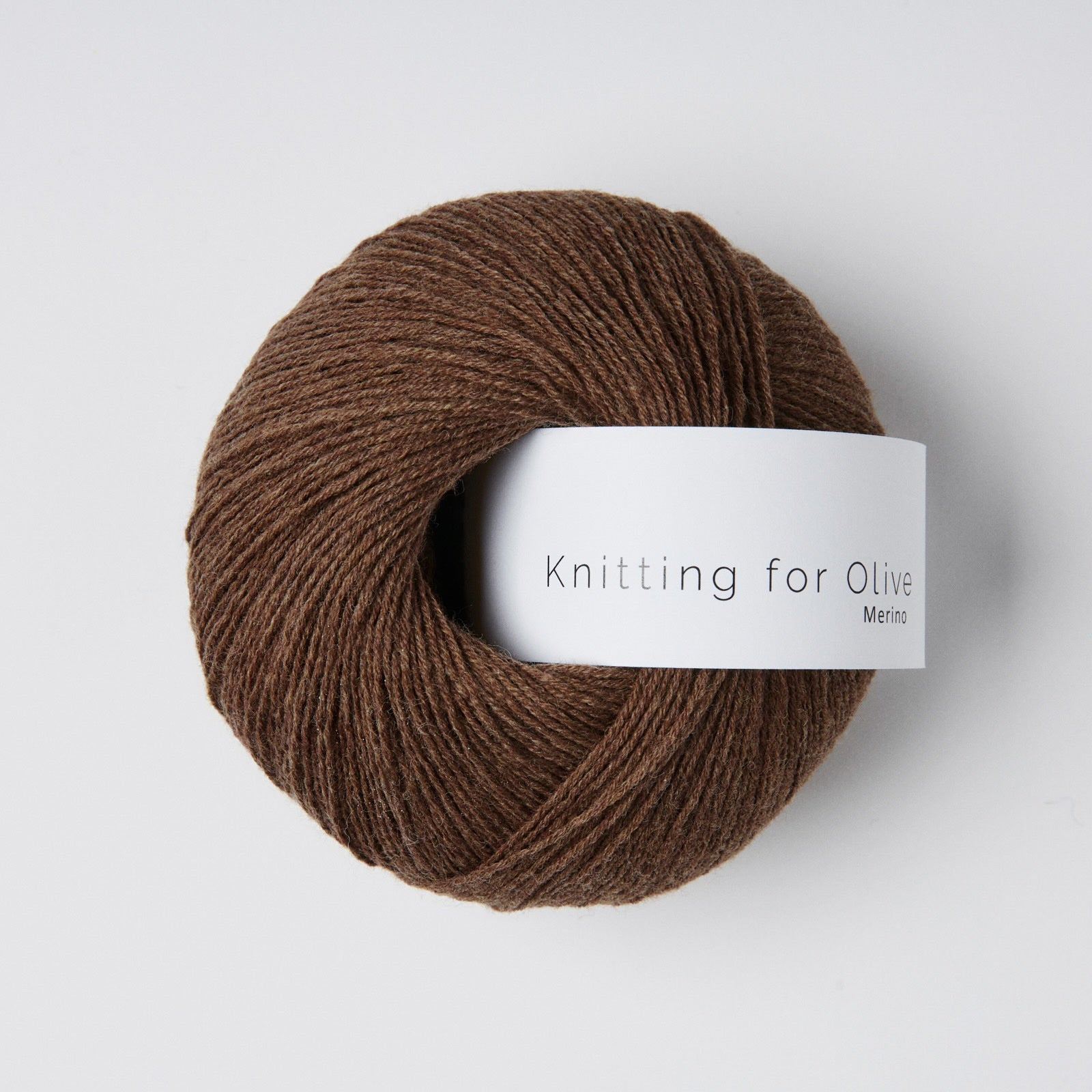 Knitting for Olive Merino'nun yumuşak Dark Cognac ipliğiyle sıcak ve şık örgüler yaratın.
