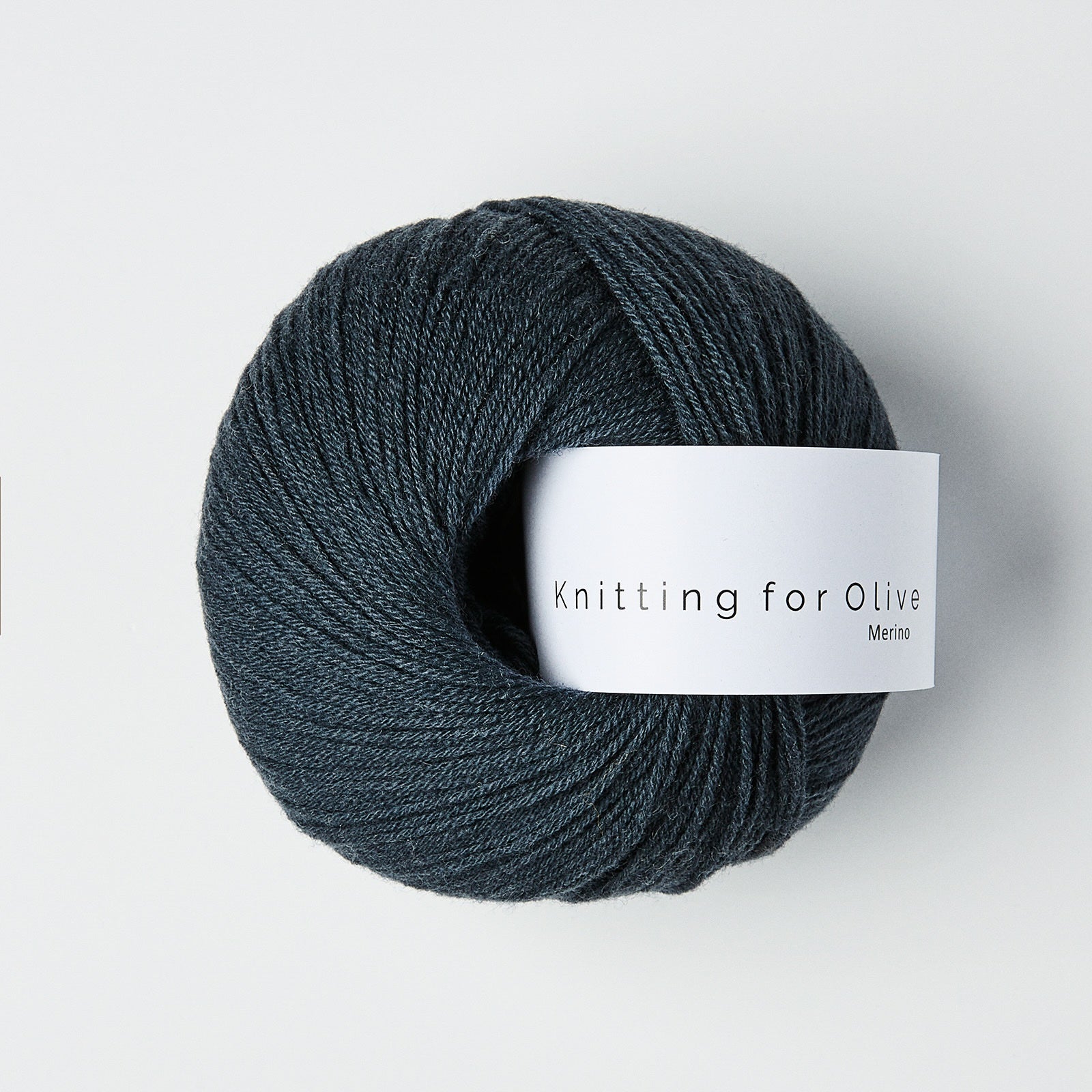Derin petrol mavisi, yumuşacık Knitting for Olive Merinos ipliği.