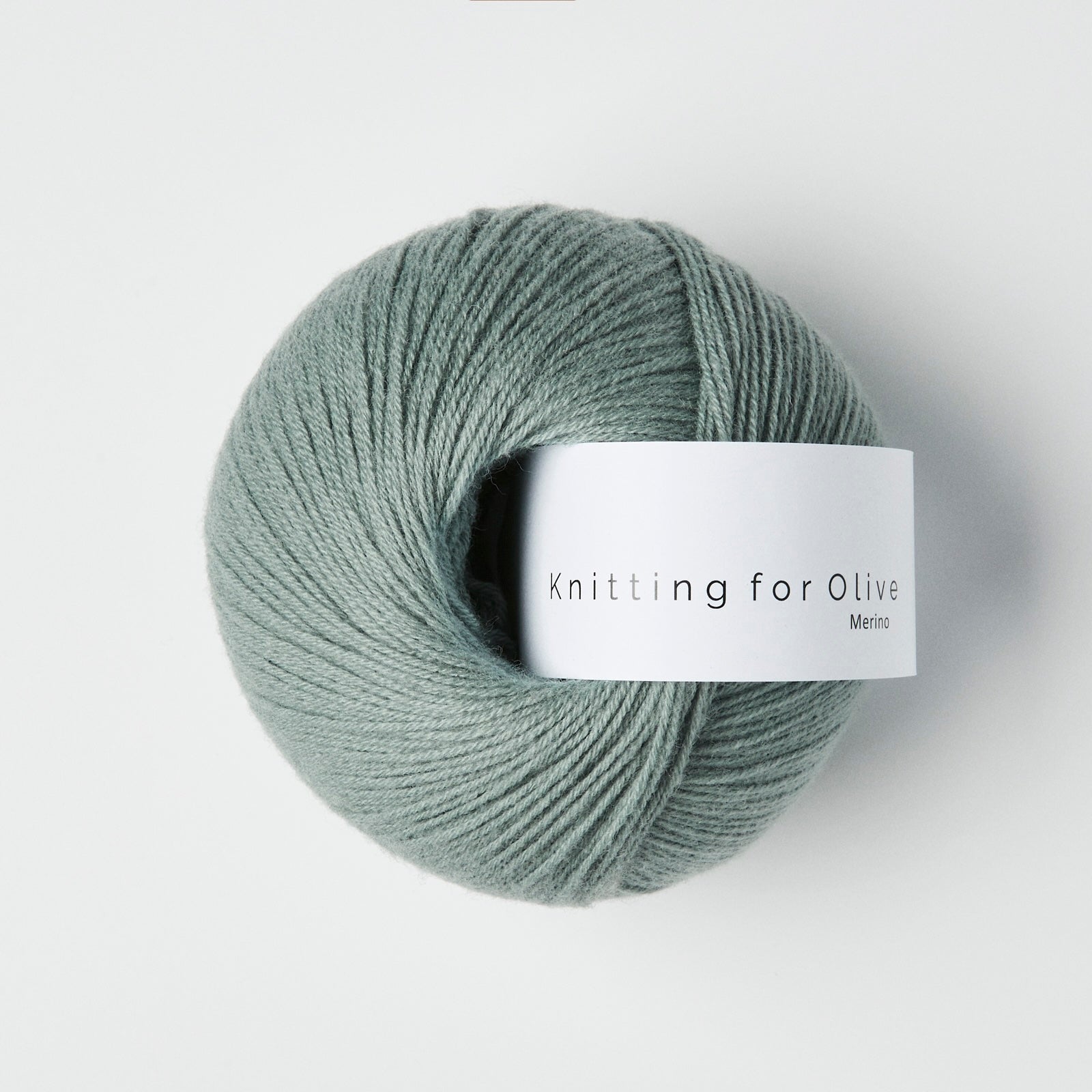 Dusty Aqua renkli Knitting for Olive Merino ile yumuşaklık ve canlılık her projede buluşuyor.