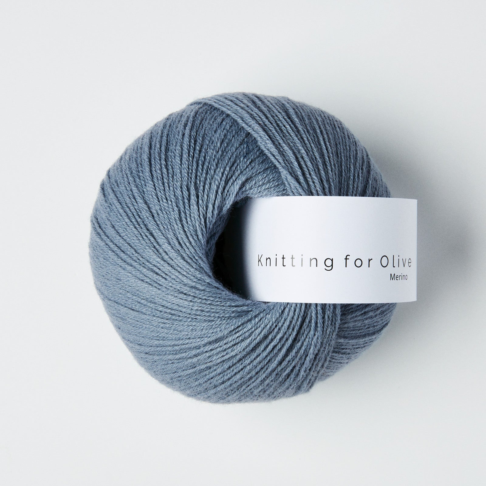 Knitting for Olive Merino Dusty Dove Blue ipliğiyle yumuşaklık ve zarafeti birleştirin.