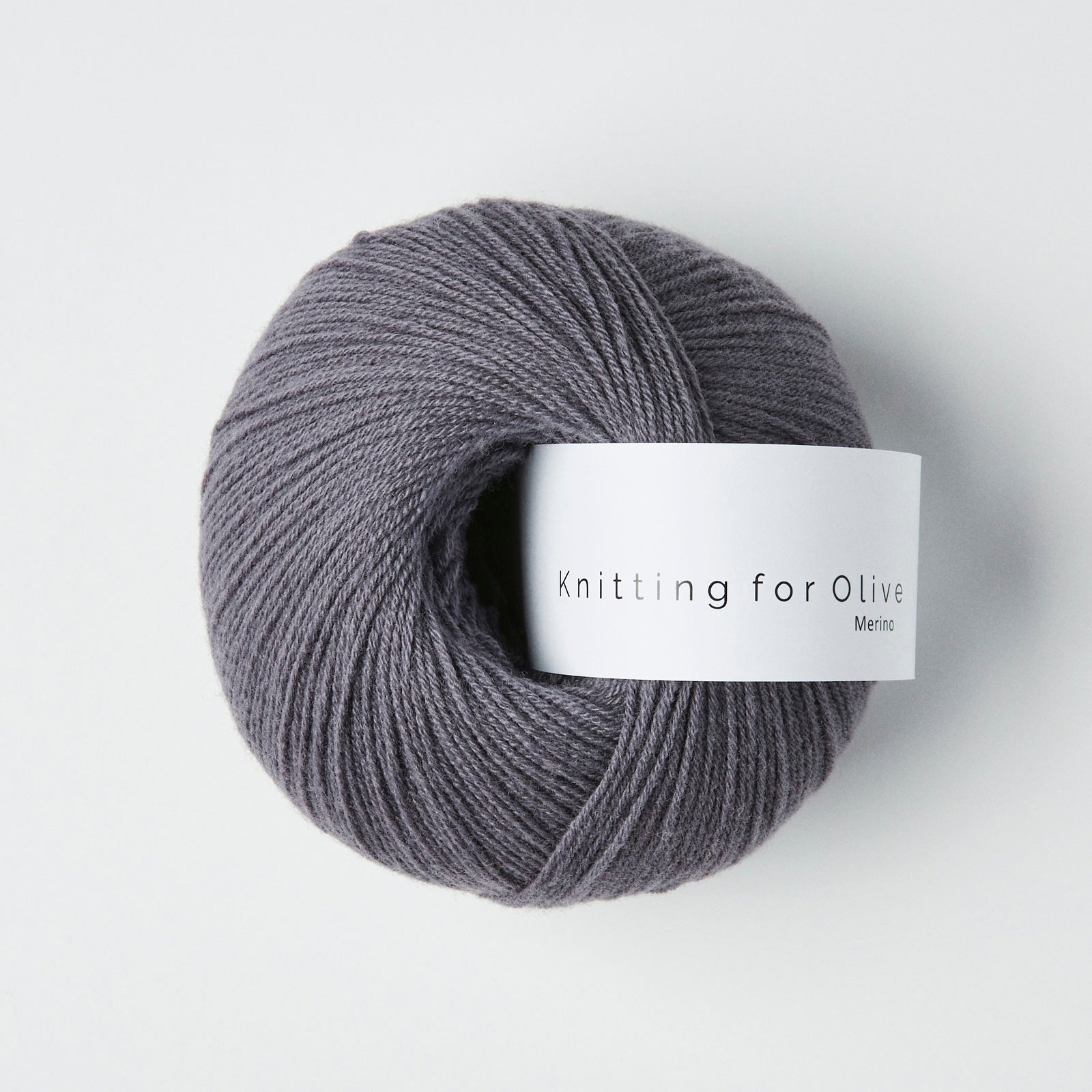 Dusty Violette tonunda yumuşak Knitting for Olive Merino ipliği, özel projeleriniz için zarif ve kaliteli.