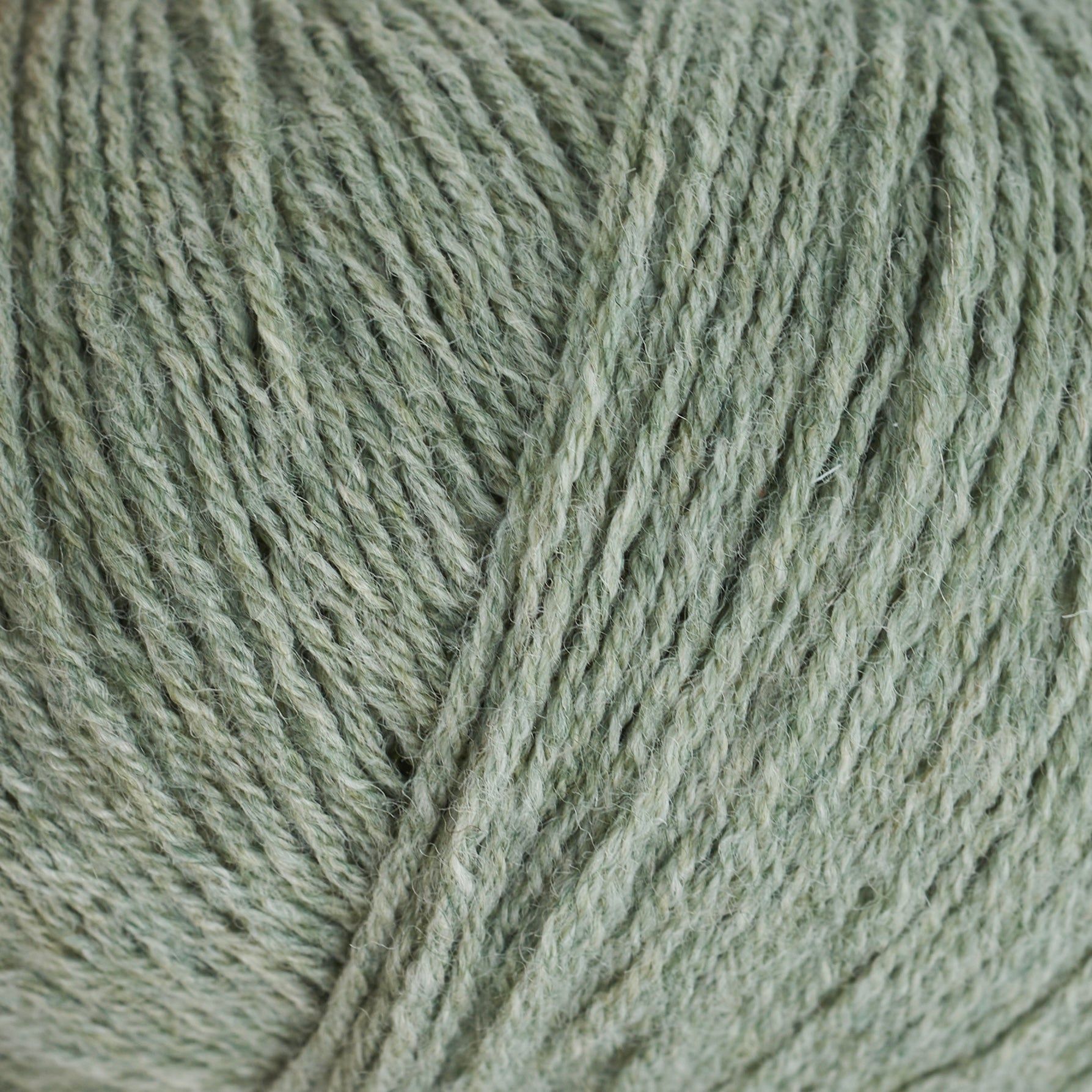 Eucalyptus rengi ipeksi Merino yünü, huzurlu şıklık ve yumuşacık kalite sunar.