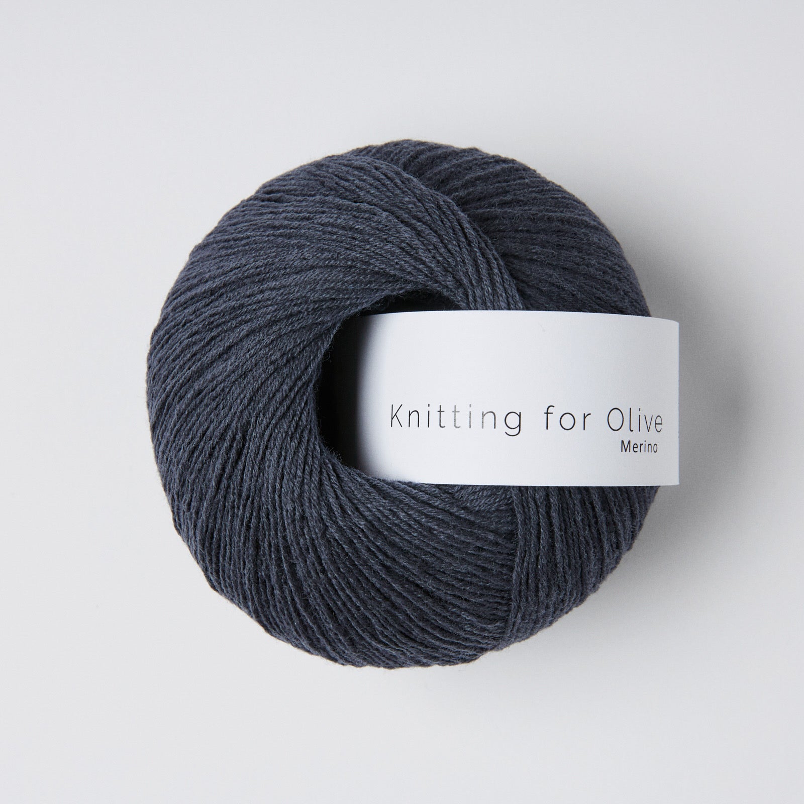 Knitting for Olive Merino Midnight ipliği, sıcak ve şık rengiyle örgülerinize yumuşak bir zarafet katar.