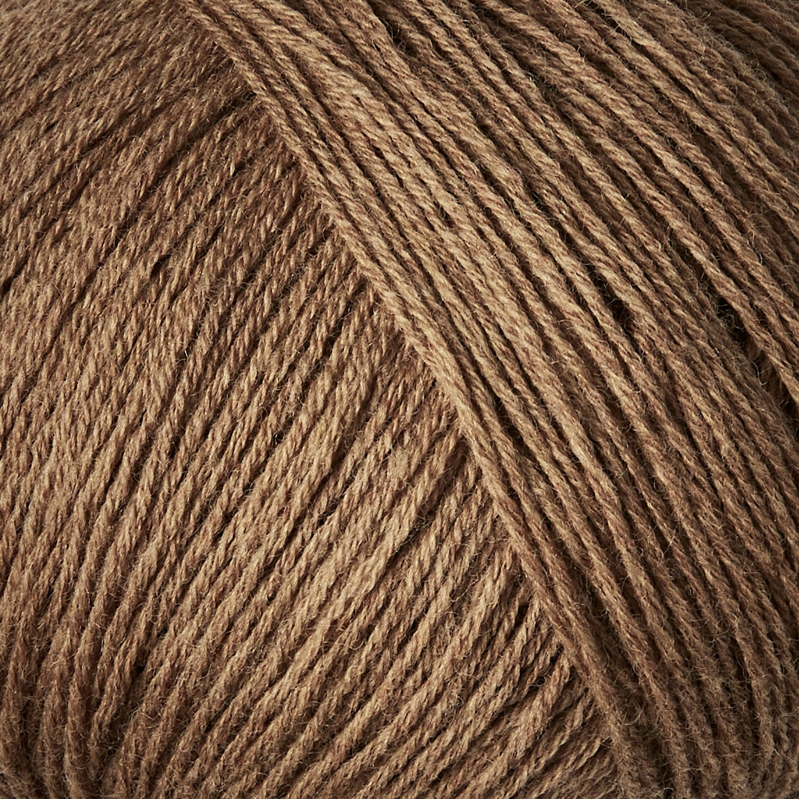 Knitting for Olive Merino'nun yumuşak ve nefes alan Nut Brown ipliğiyle doğal şıklığı keşfedin.