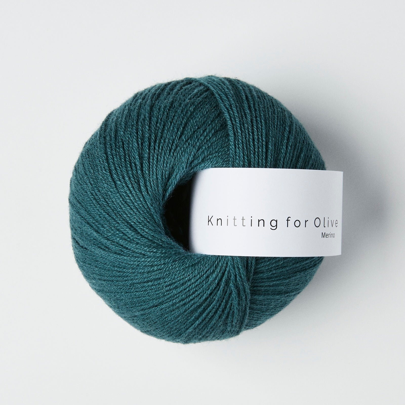 Knitting for Olive Merino'nun yumuşak merinos yünüyle bebek cildine uygun canlı Petroleum Green tonu.