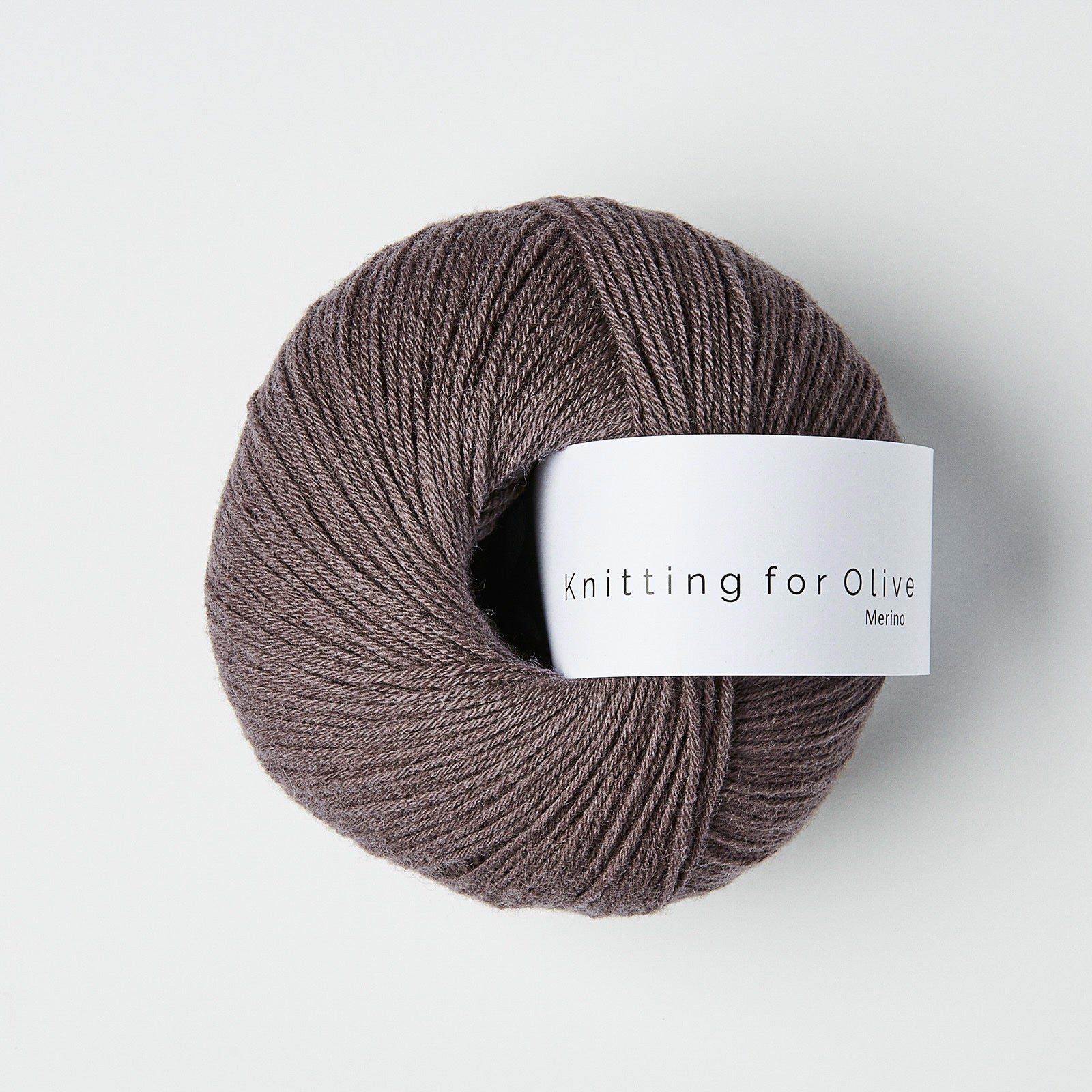 Knitting for Olive Merino Plum Clay, eşsiz yumuşaklık ve doğal parlaklık sunan bir iplik.