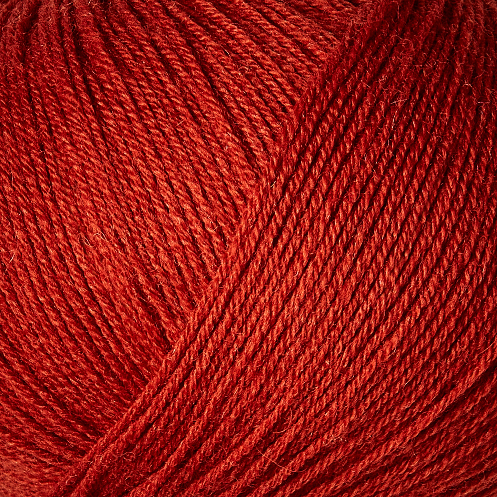 Knitting for Olive Merino'nun yumuşak yünü, Pomegranate'in canlı kırmızı tonuyla örgü projelerinize zarafet katar.