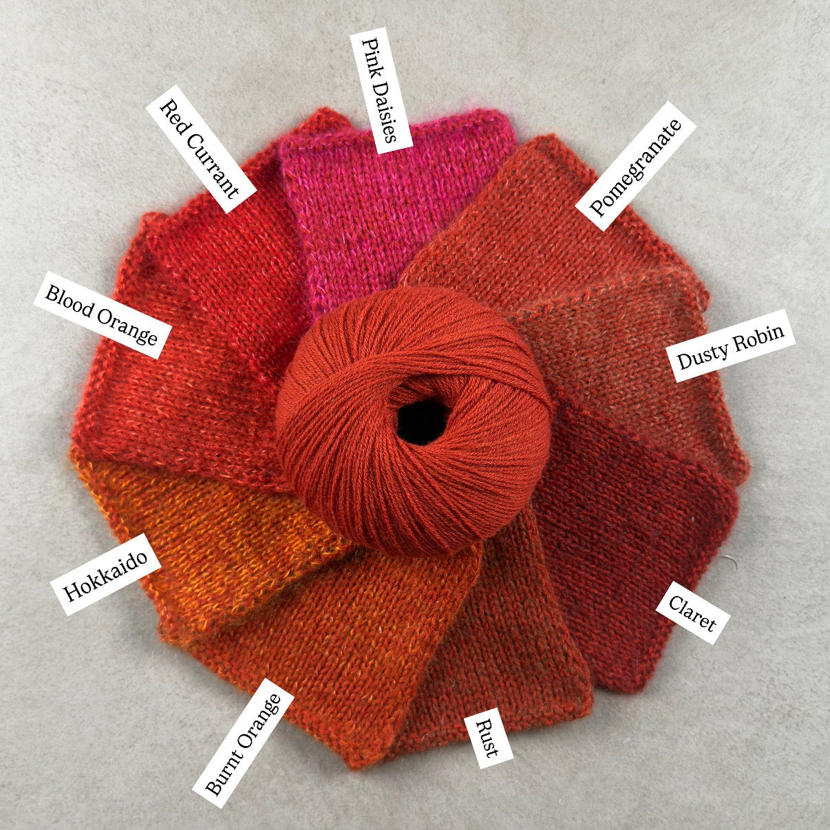 Knitting for Olive Merino'nun yumuşak yünü, Pomegranate'in canlı kırmızı tonuyla örgü projelerinize zarafet katar.