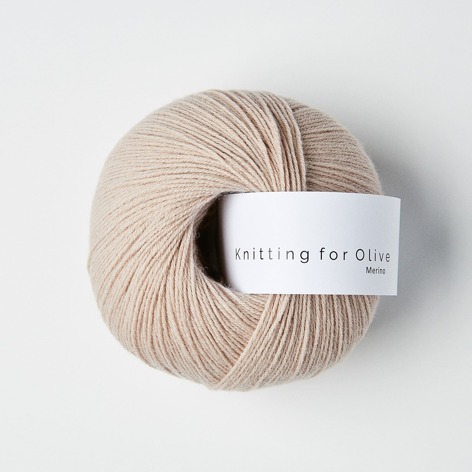 Toz pembesi Knitting for Olive Merino ipliğiyle bebekten yetişkine her örgü projesinde yumuşacık konforu hissedin.