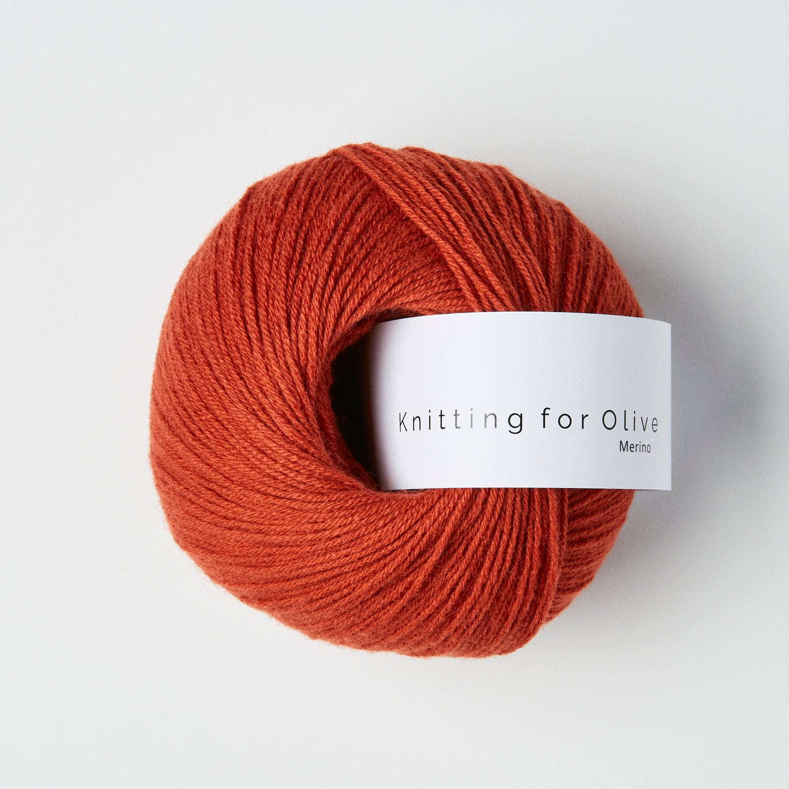 Knitting for Olive Merino Robin ipliği, bebekten yetişkine her projeye uyum sağlayan yumuşak ve dayanıklı bir örgü ipliğidir.