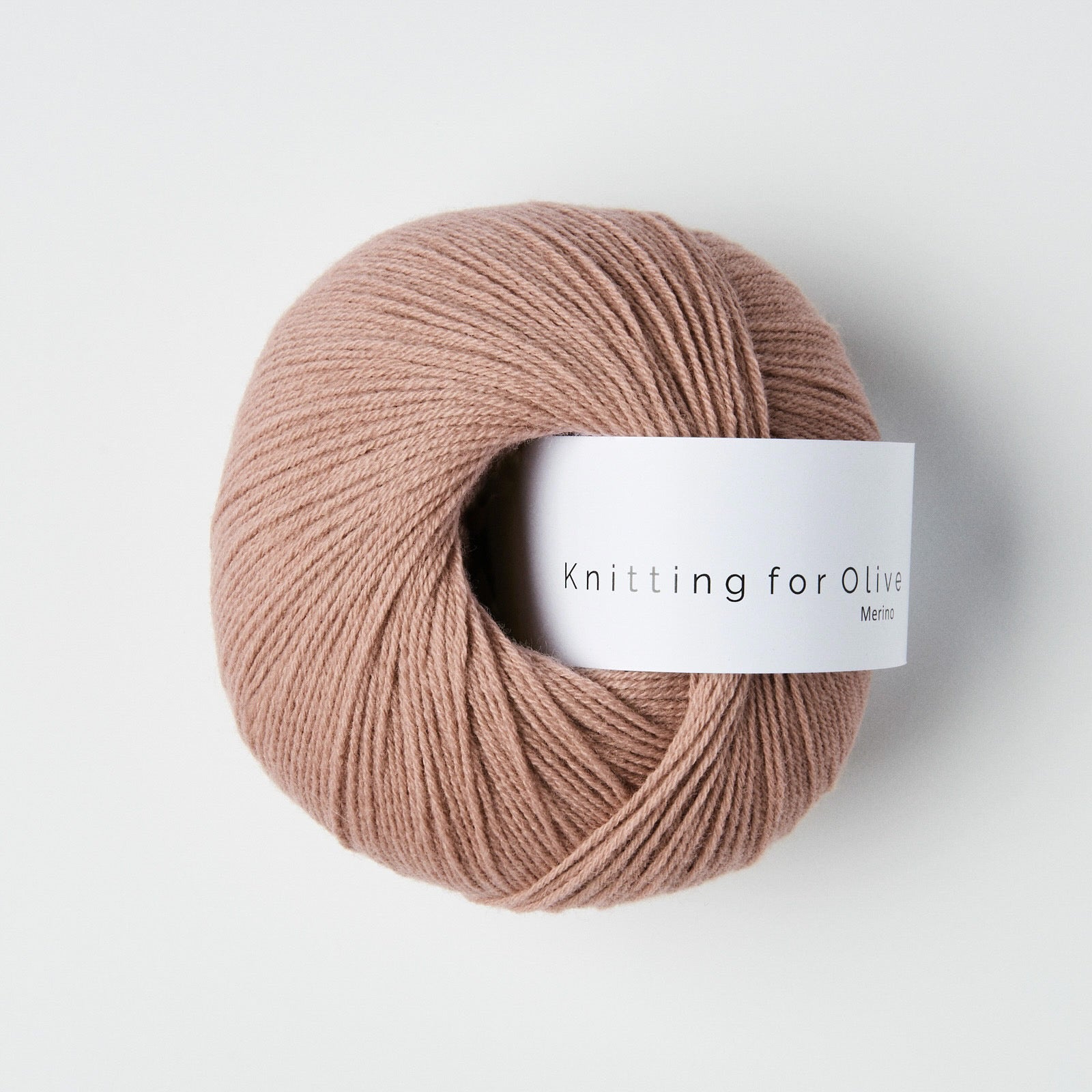 Knitting for Olive Merino'nun Rose Clay tonu, yumuşacık merinos yünüyle teninizde sıcak ve zarif bir his yaratır.