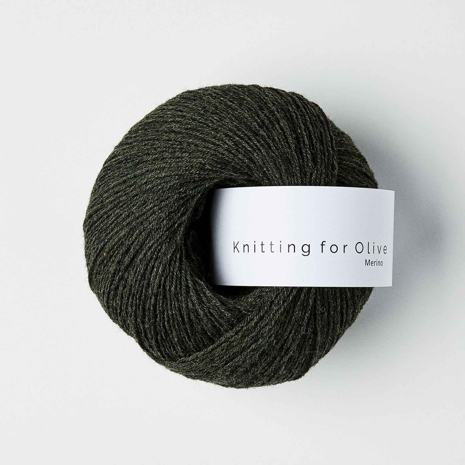 Knitting for Olive Merino'nun slate yeşili merinos yünüyle örgülerinize doğal zarafet ve yumuşak konfor katın.