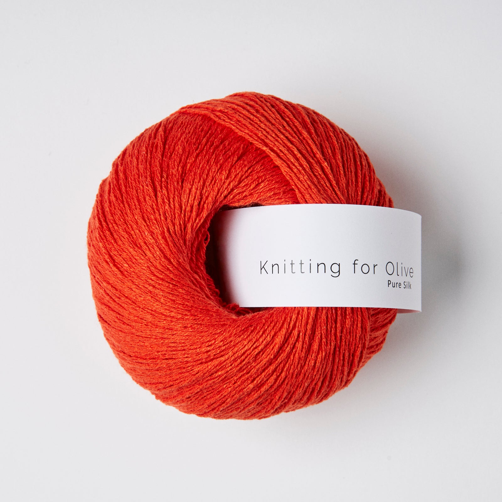 Knitting for Olive Pure Silk ipeksi yapısı ve Blood Orange’un canlı tonuyla örgülerinize zarif bir parıltı katar.