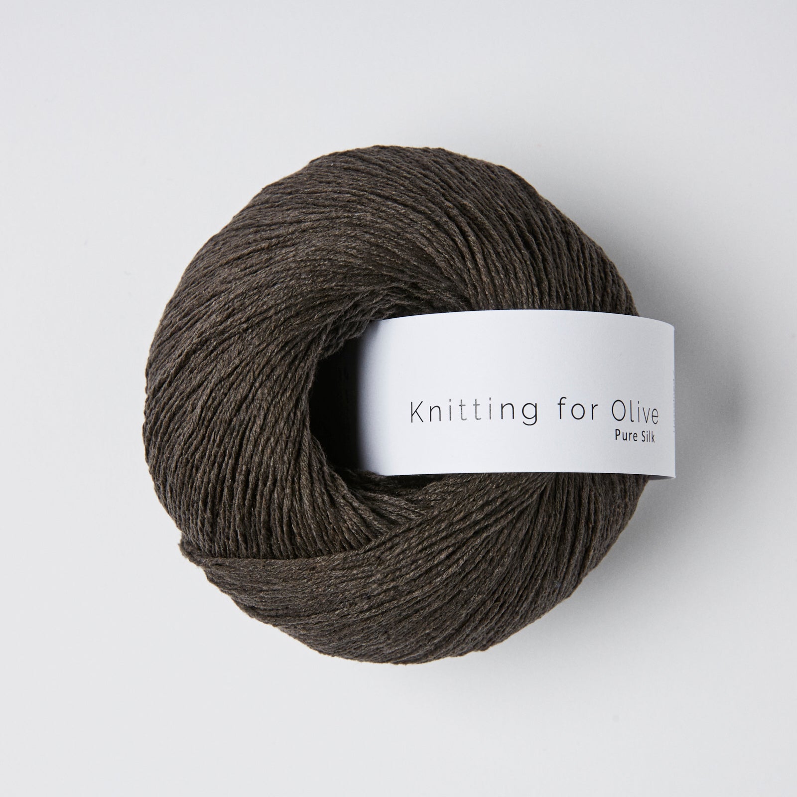 Knitting for Olive Pure Silk Brown Bear ipliği, projelerinize zarif parlaklık ve yumuşaklık katar.