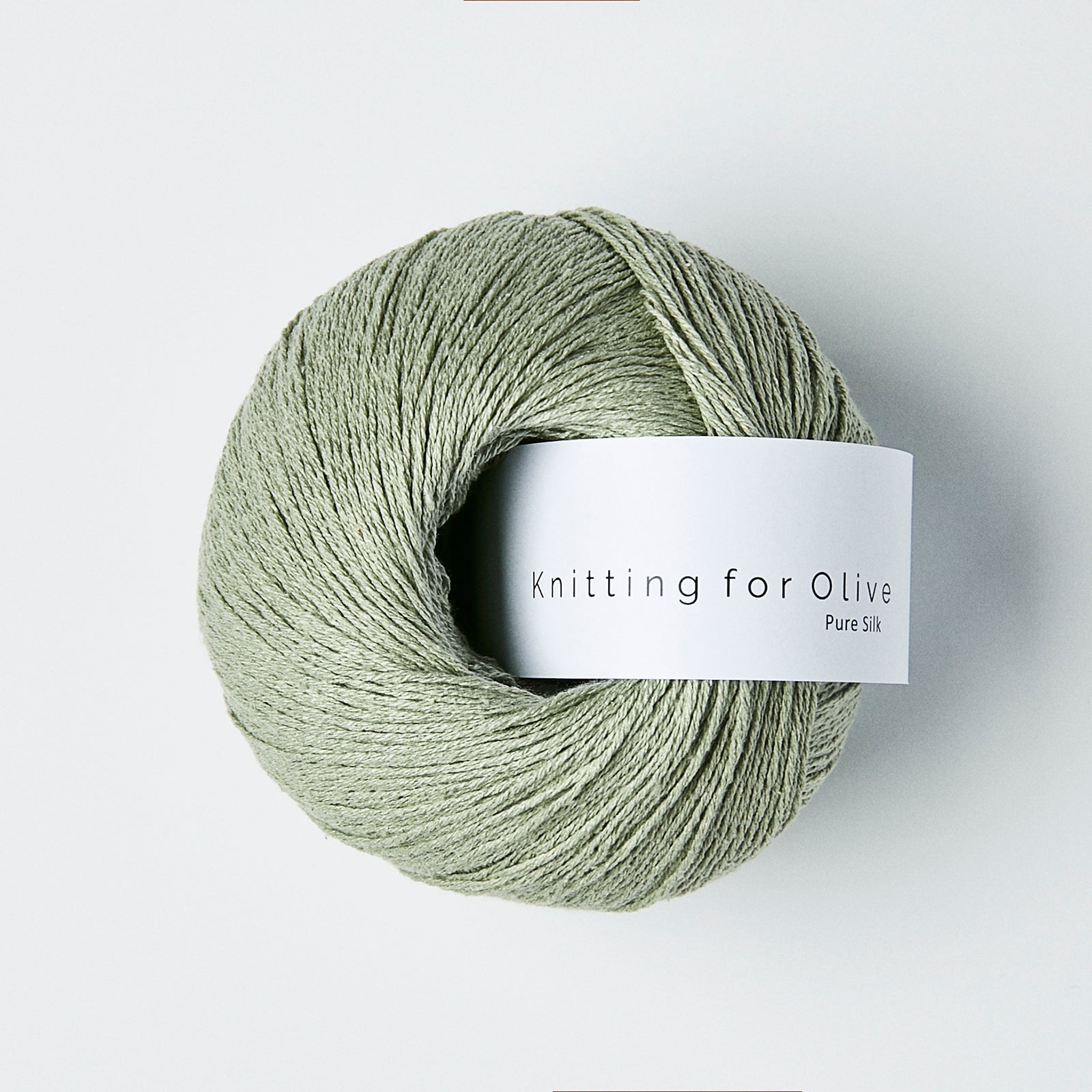 Knitting for Olive Pure Silk'ün Dusty Artichoke ipliği, yumuşak ipek dokusuyla projelerinize zarafet katar.