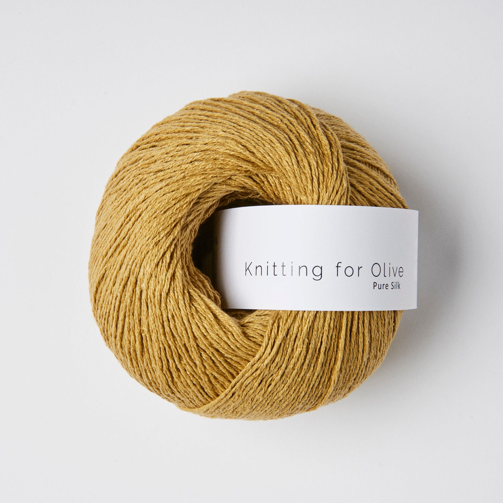 Knitting for Olive Pure Silk ipliğinin Dusty Honey tonu, ipek yumuşaklığı ve zarif şıklık sunar.