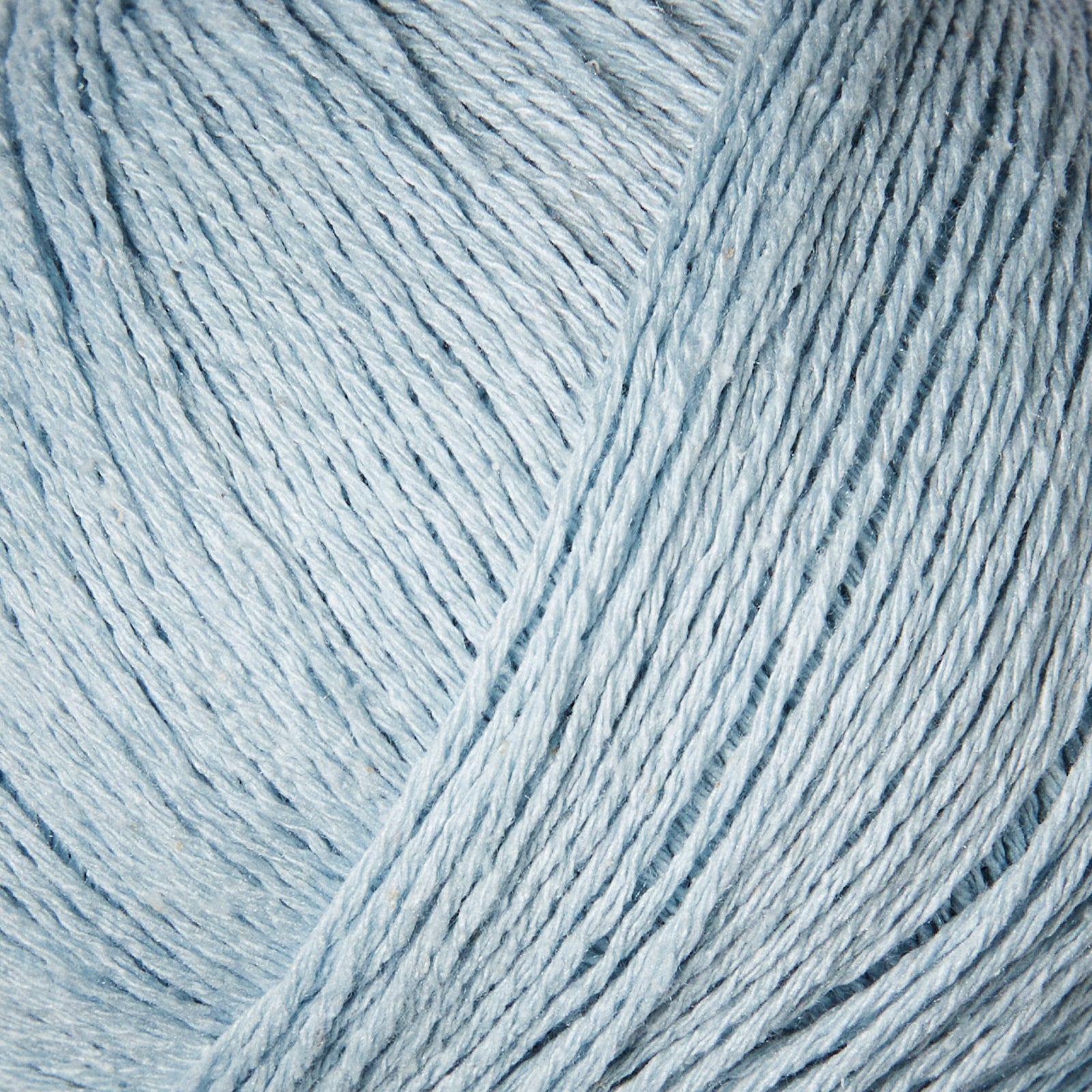 Knitting for Olive Pure Silk Ice Blue ipeksi yumuşaklık ve zarif parlaklık sunan lüks bir iplik.