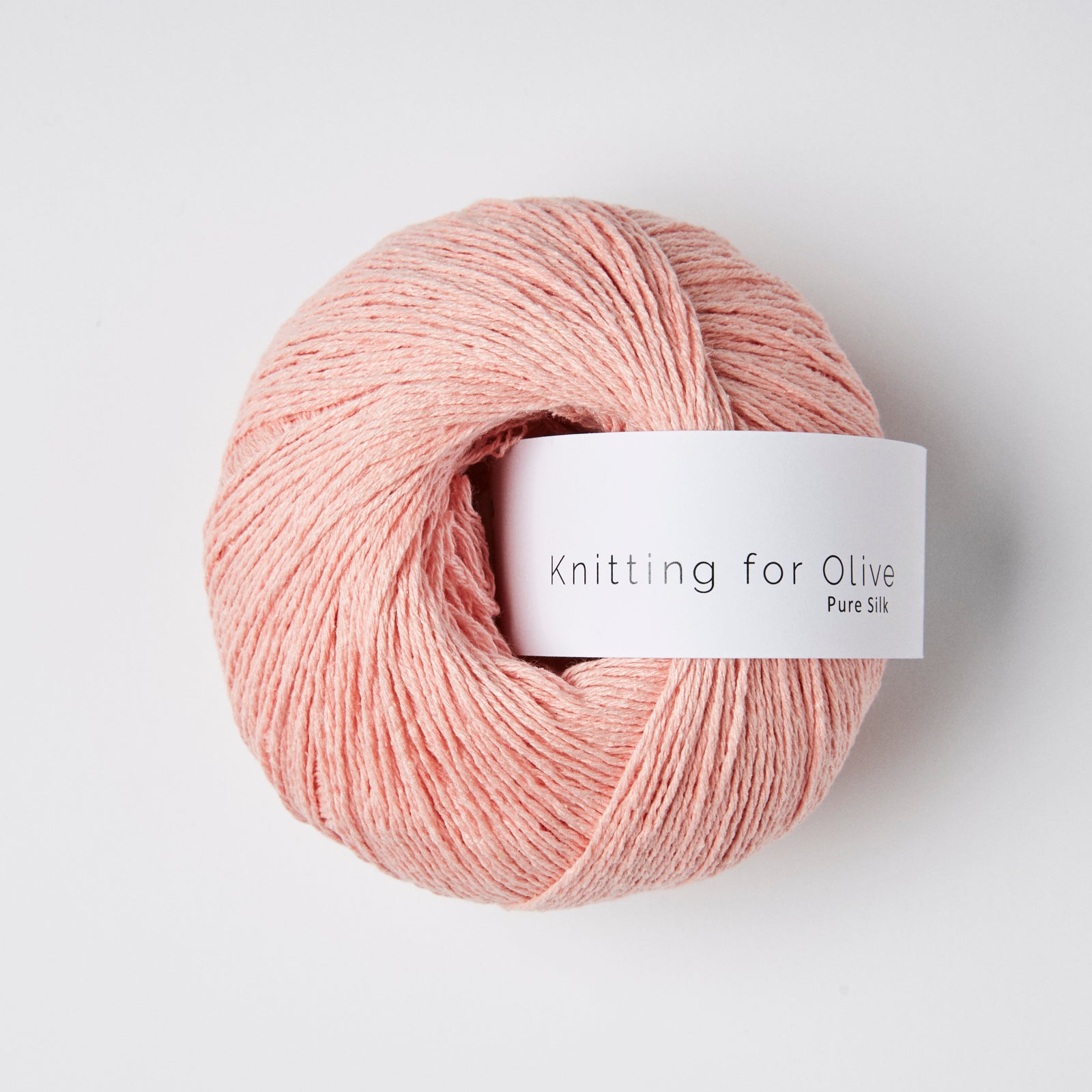 Knitting for Olive Pure Silk Poppy Rose ipeksi yapısı ve kalıcı parlaklığıyla projelerinize zarafet katar.