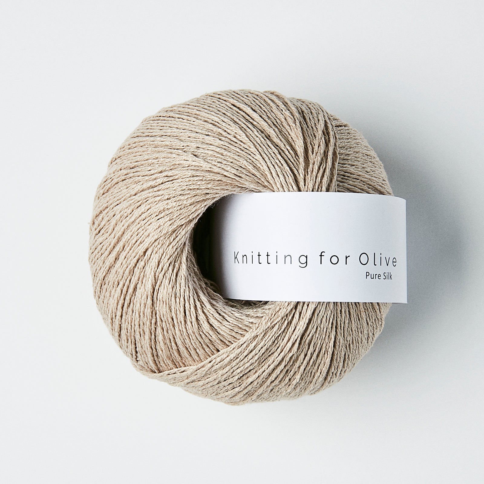 Knitting for Olive'ın pudra tonu saf ipek ipliği, örgülerinize ipeksi yumuşaklık ve lüks bir dokunuş katar.