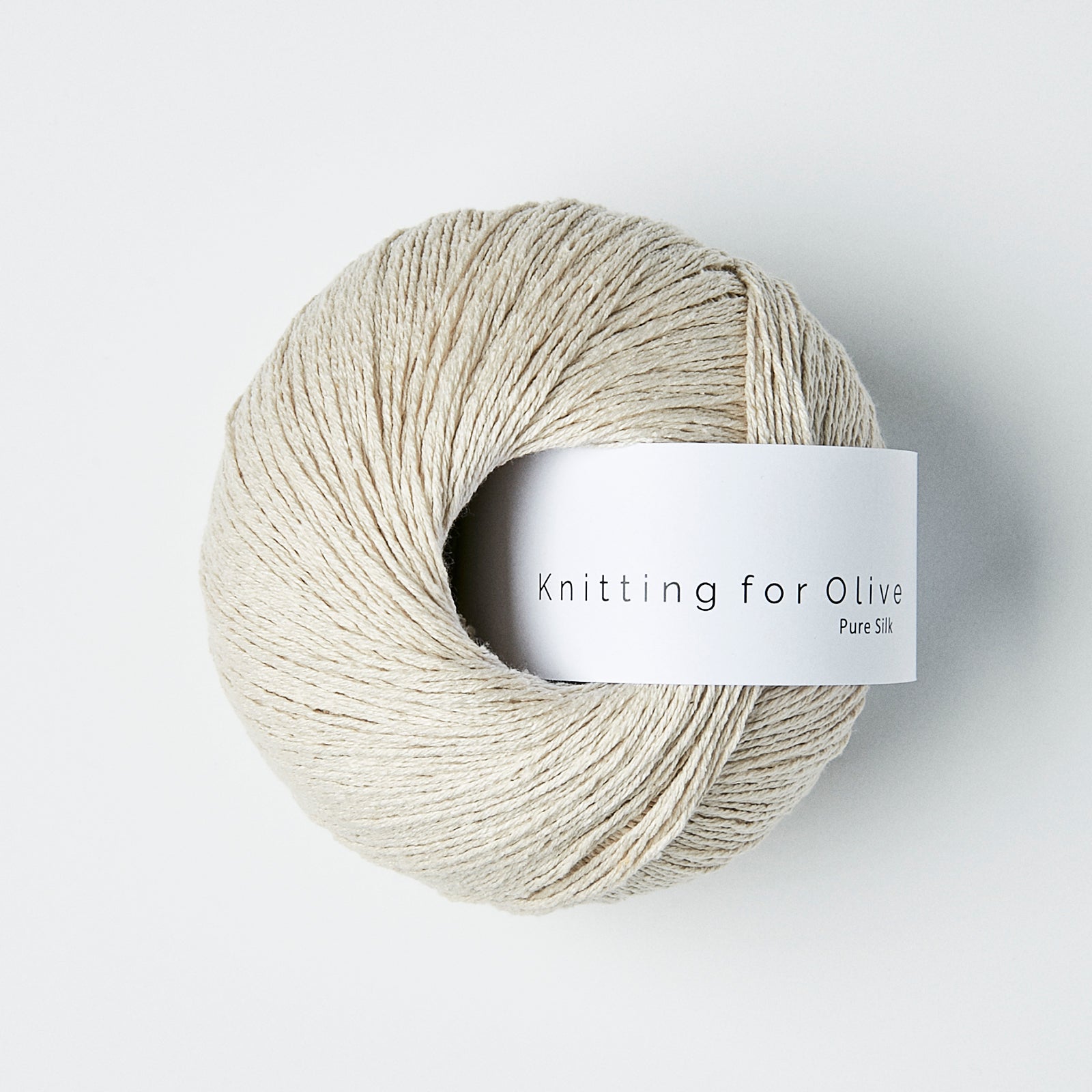 Knitting for Olive Pure Silk ipeği, yumuşak dokusu ve zarif parlaklığıyla lüks bir örgü deneyimi sunar.