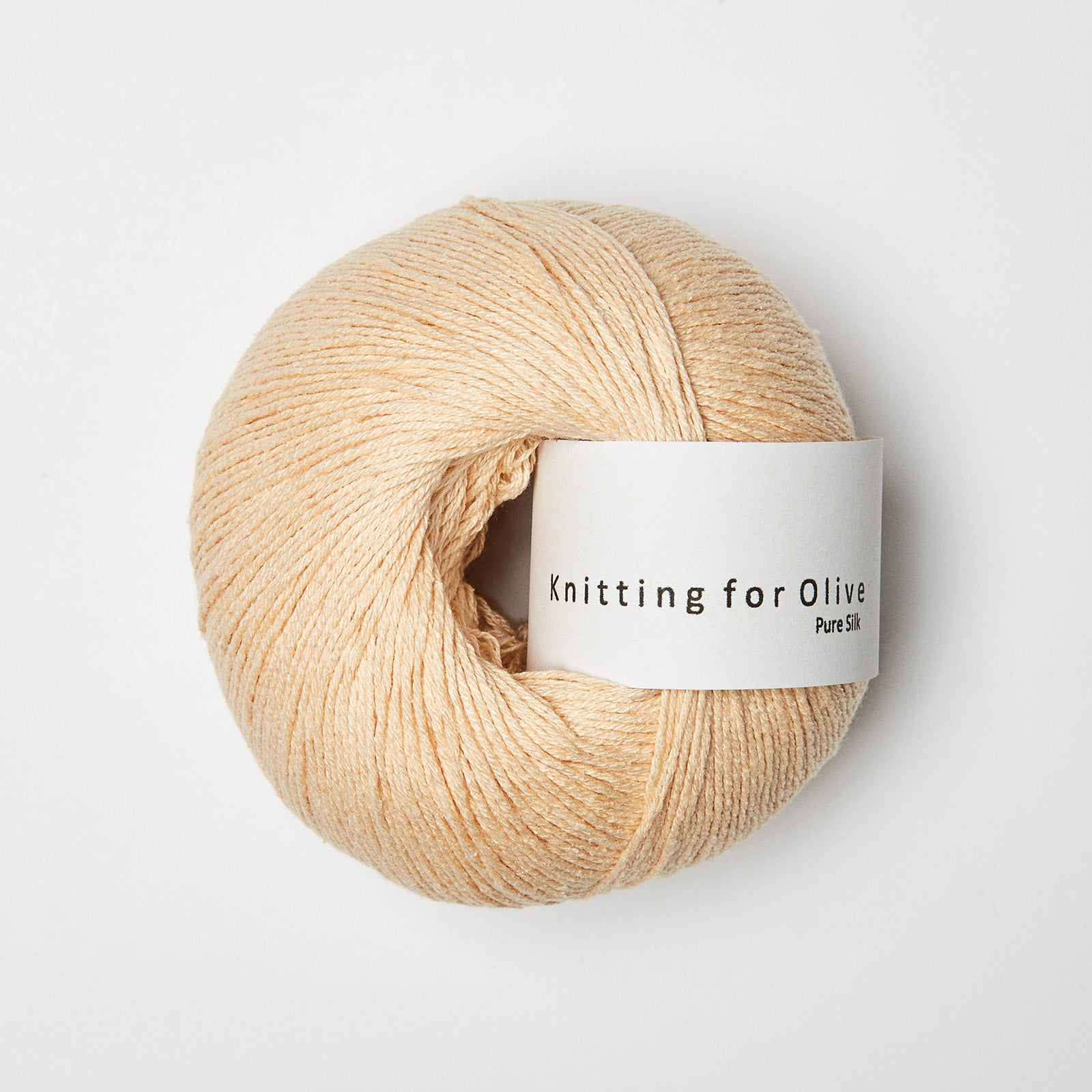 Knitting for Olive Pure Silk ipliğinin yumuşak şeftali tonu, ipeksi dokusuyla teninizde hafif bir lüks hissi yaratır.