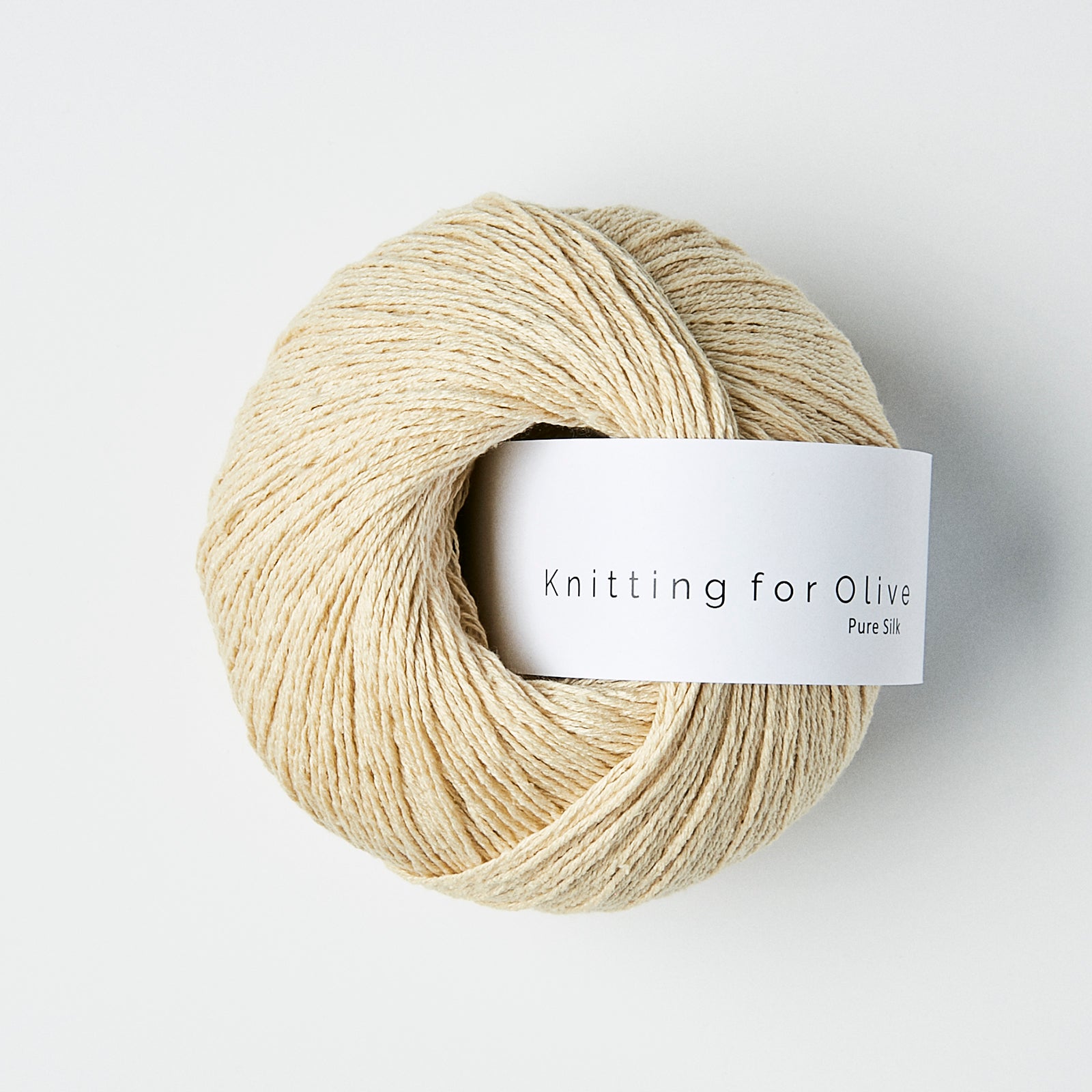 Knitting for Olive Pure Silk Wheat ipliğiyle ipeksi yumuşaklıkta ve doğal parlaklıkta şık projeler yaratın.