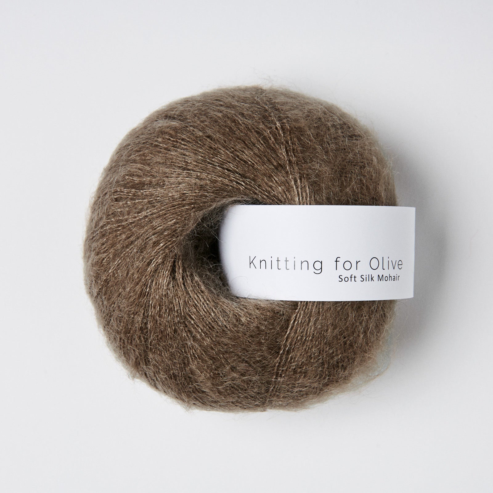 Knitting for Olive Soft Silk Mohair - Bark, yumuşacık dokusu ve zarif mat görünümüyle lüks bir hava katar.