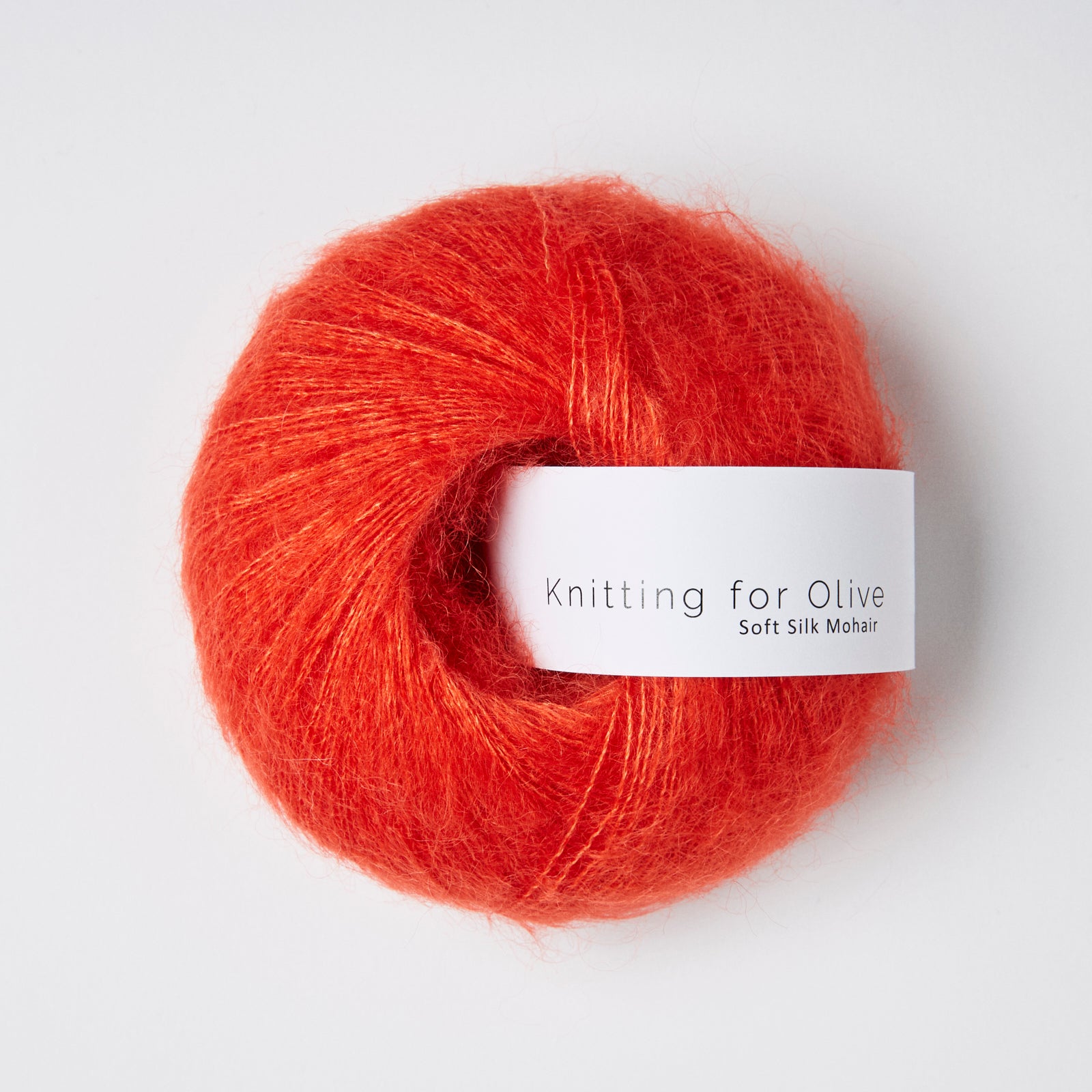 Knitting for Olive Soft Silk Mohair'ın Blood Orange tonu, yumuşak dokusu ve canlı rengiyle özel projelerinize hafif bir sıcaklık katar.
