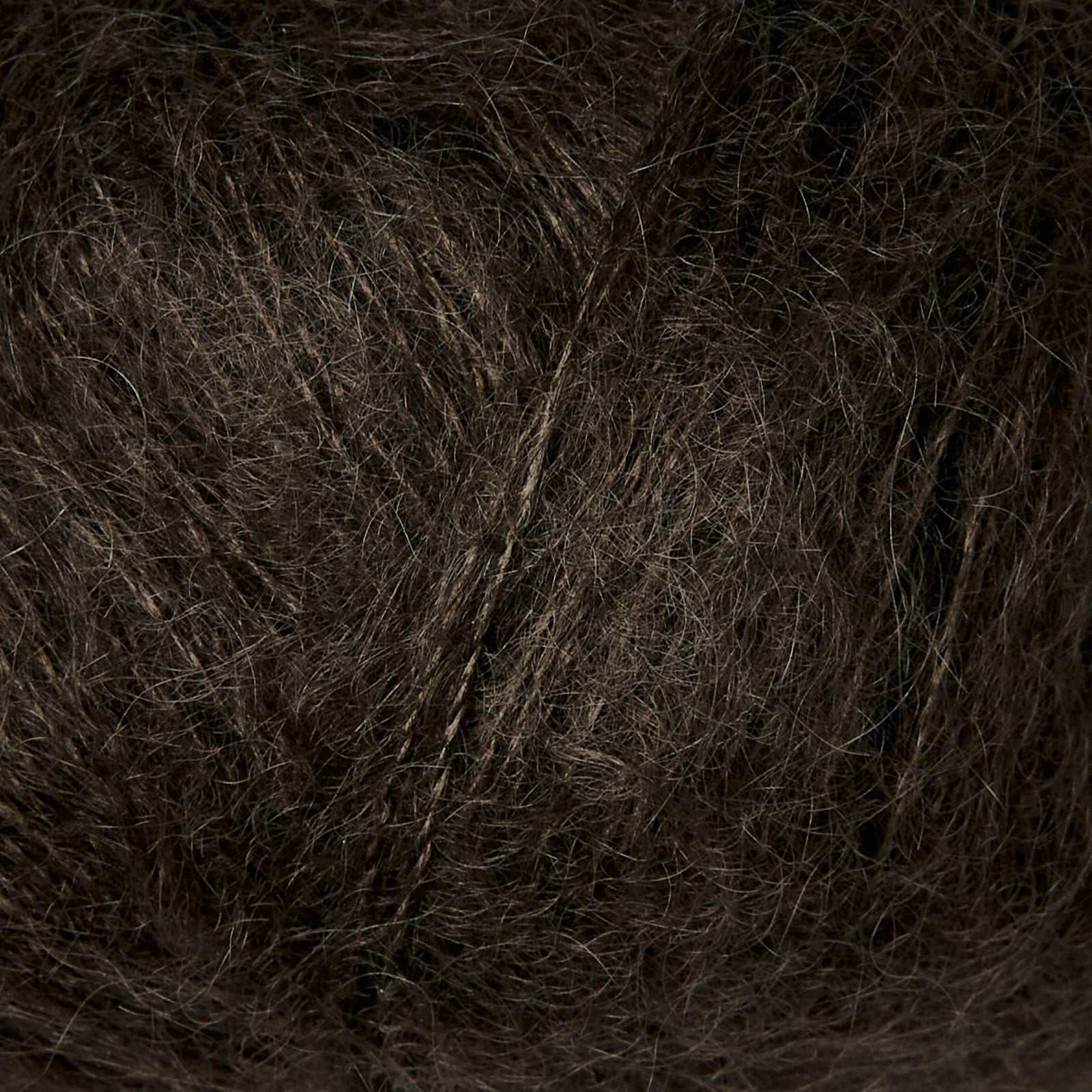 Yumuşacık dokusu ve sıcak kahve tonuyla Knitting for Olive Soft Silk Mohair, şıklığı konforla buluşturuyor.
