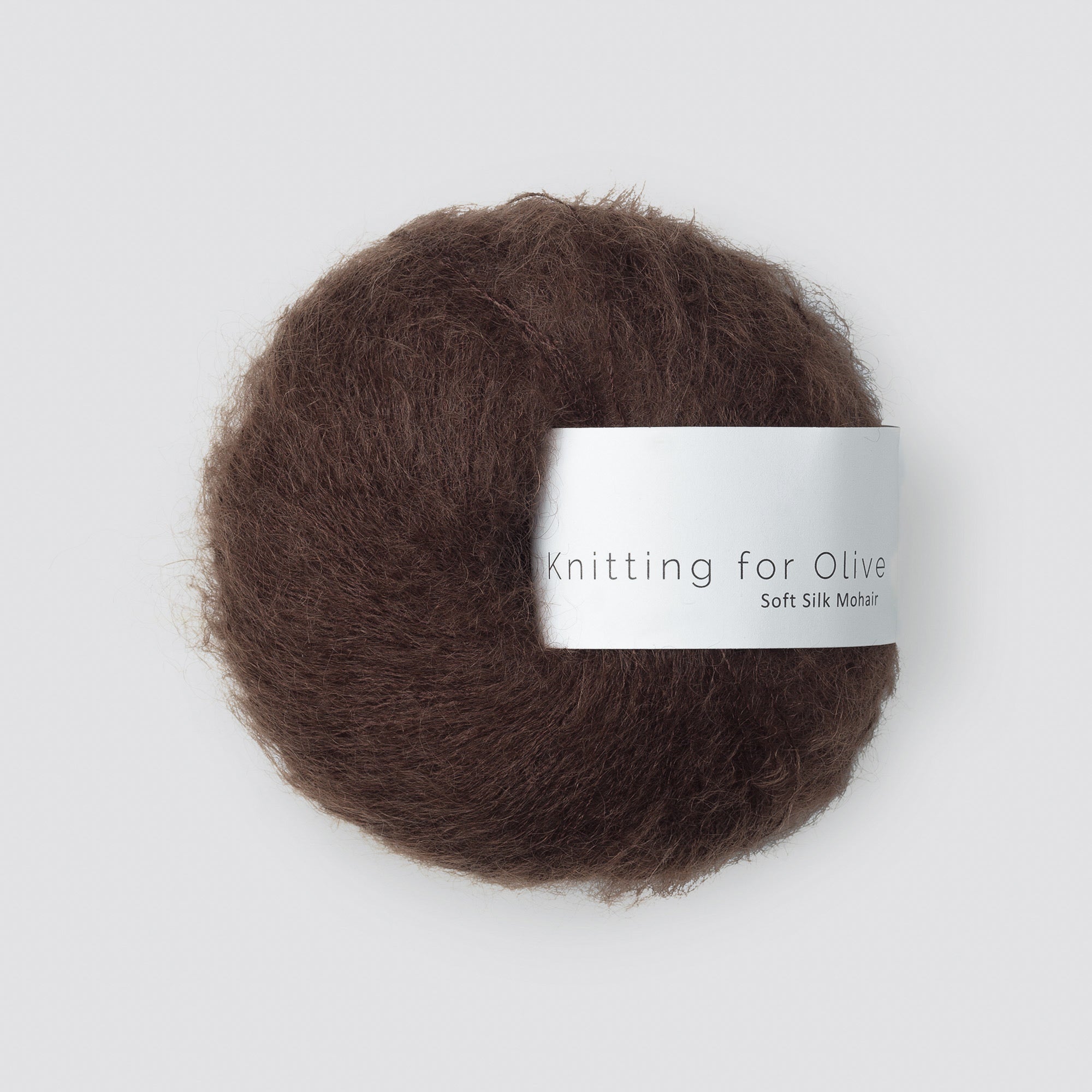 Knitting for Olive Soft Silk Mohair Chocolate, yumuşacık ipek tüyüyle projelerinize lüks ve sıcak bir dokunuş katar.