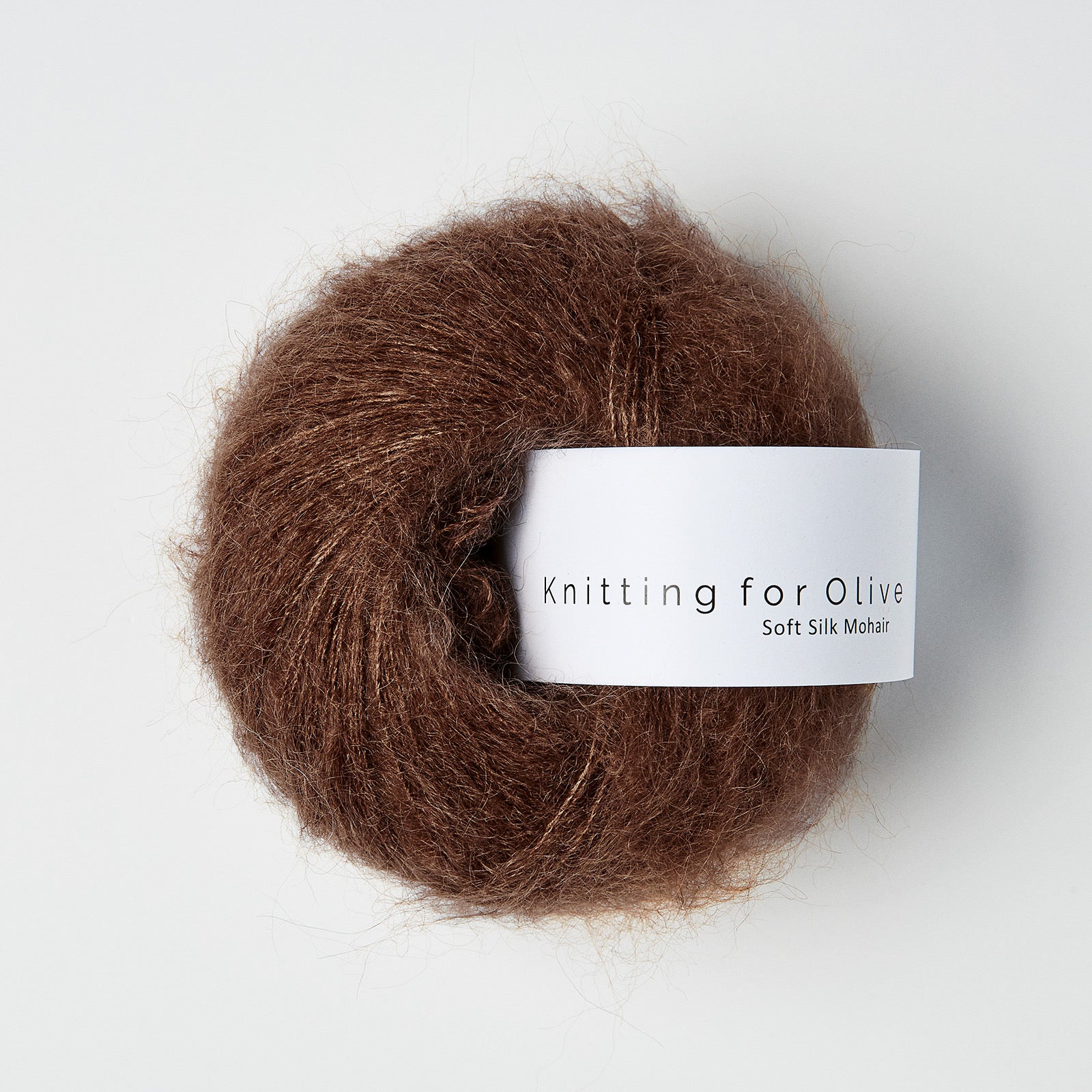 Knitting for Olive Soft Silk Mohair'ın süper yumuşak ipek ve tiftik karışımı, Dark Cognac rengiyle projelerinize lüks bir dokunuş katıyor.
