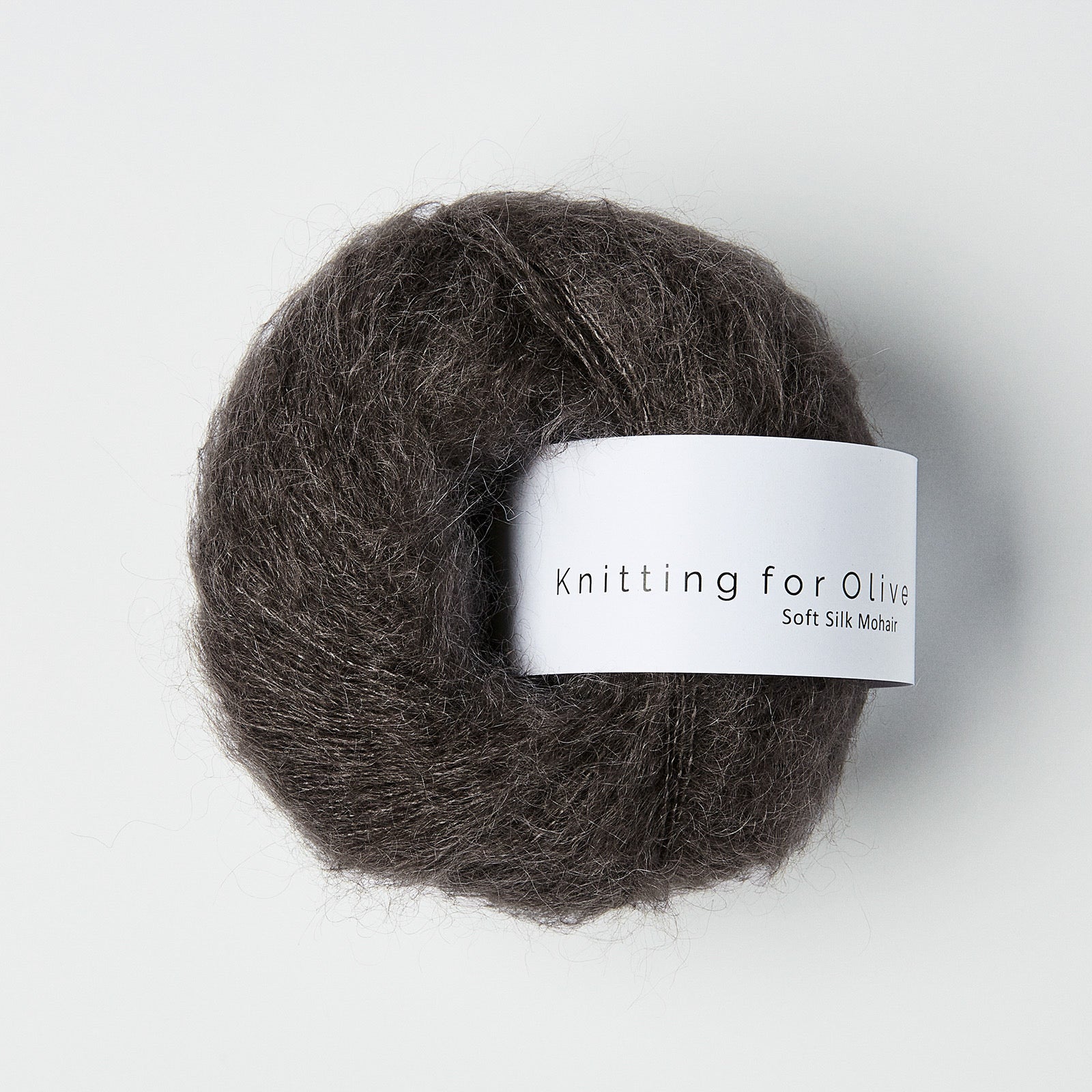 Knitting for Olive Soft Silk Mohair'ın yumuşacık dokusu ve şık koyu tonuyla örgü projelerinize lüks bir hava katın.