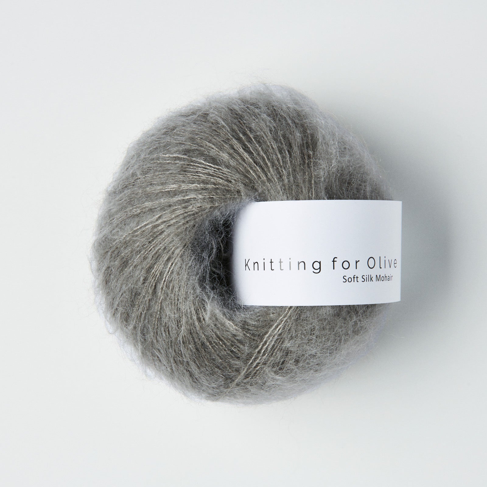Knitting for Olive Soft Silk Mohair Dusty Moose ipliği, yumuşaklık ve sıcaklıkla lüks bir renk derinliği sunar.