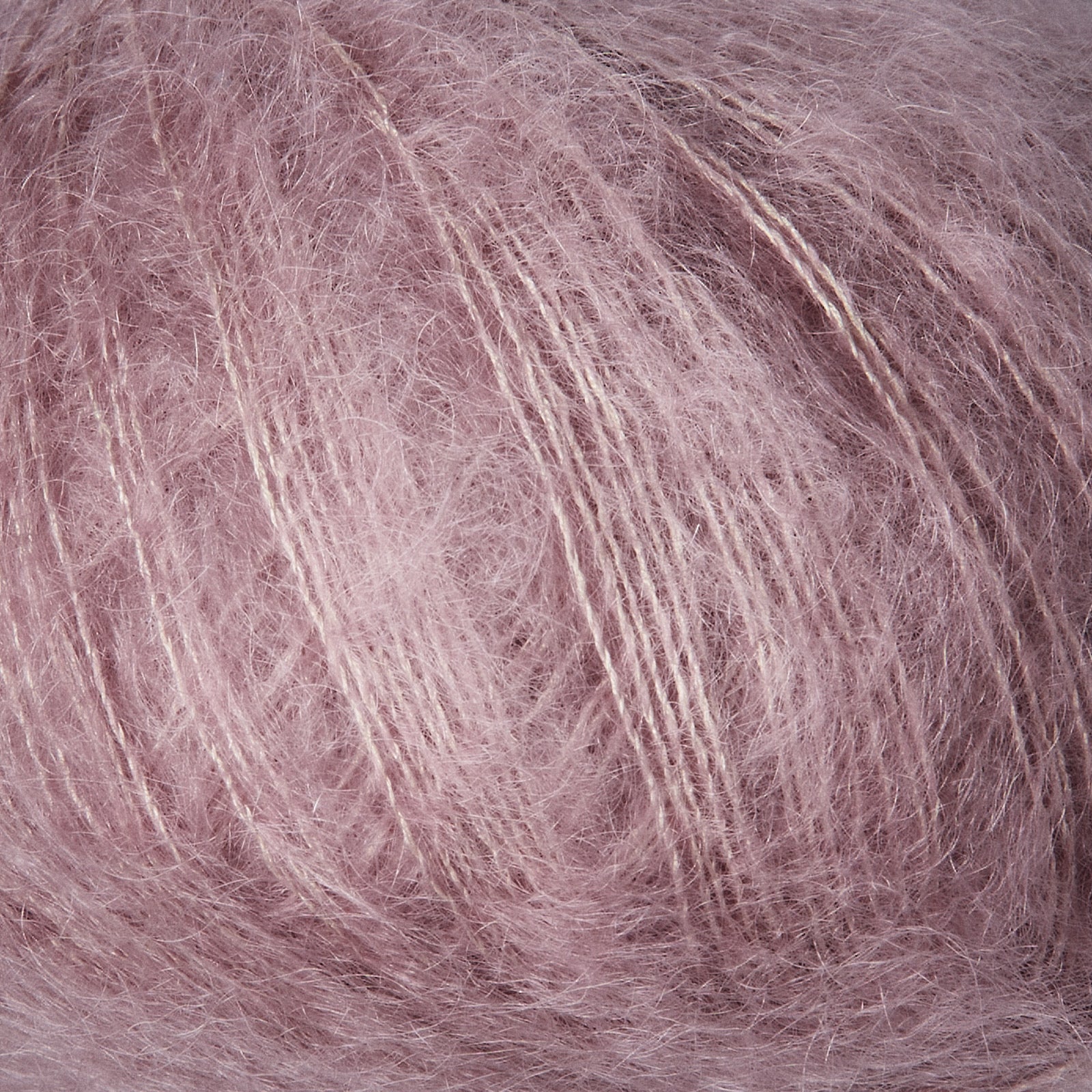Dusty Rose'un romantik tonunda, hafif ve lüks ipeksi Soft Silk Mohair iplik.