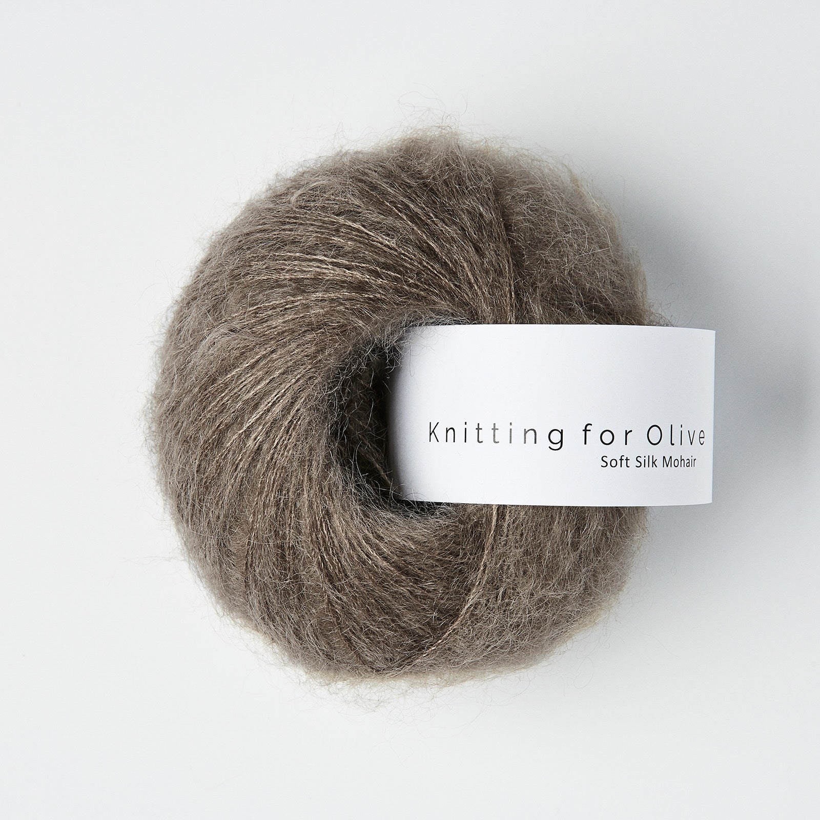 Knitting for Olive Soft Silk Mohair Hazel, yumuşacık dokusu ve doğal parlaklığıyla örgülerinize lüks bir hava katar.