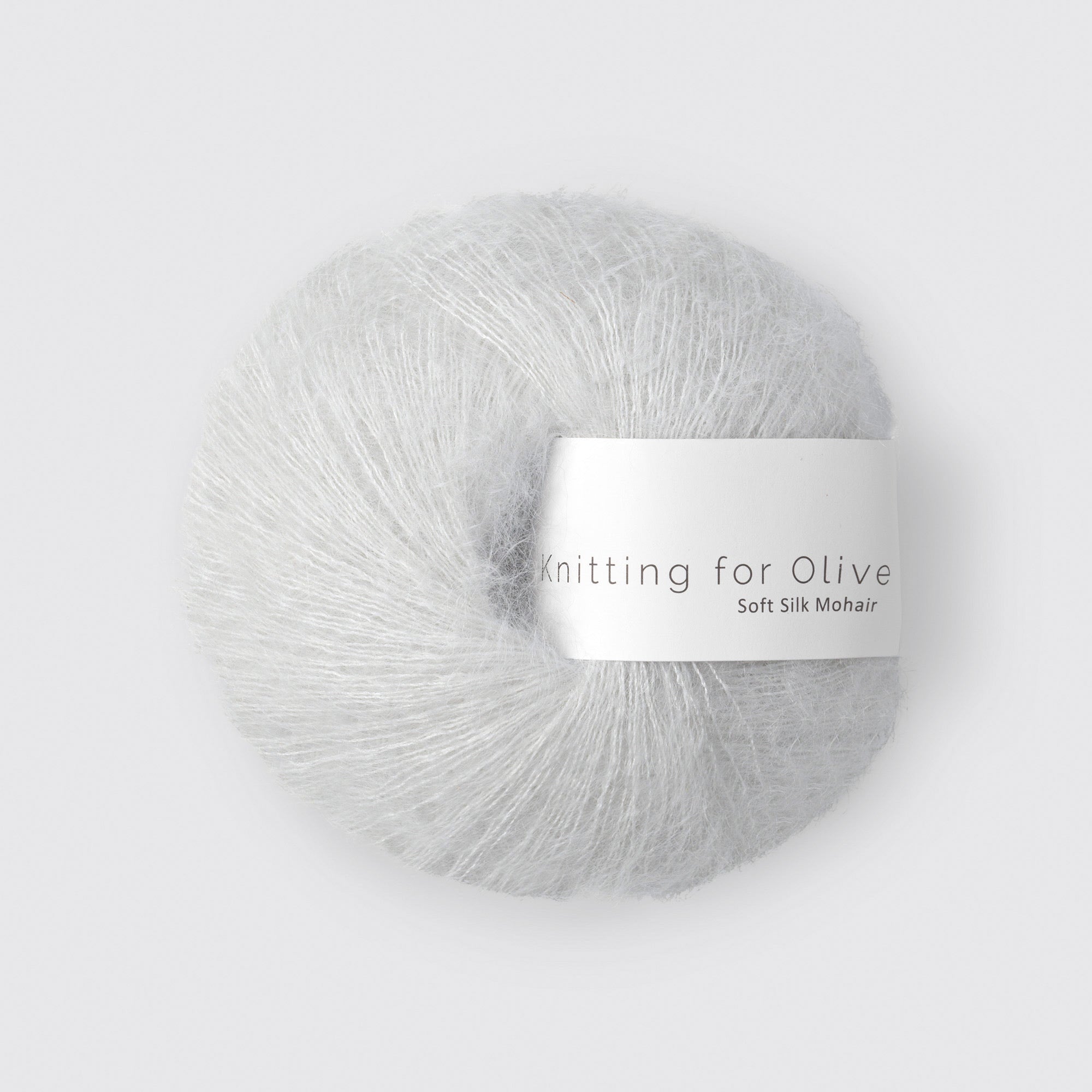 Knitting for Olive Soft Silk Mohair'ın yumuşacık Limestone tonu, örgülerinize hafif ve lüks bir sıcaklık katar.