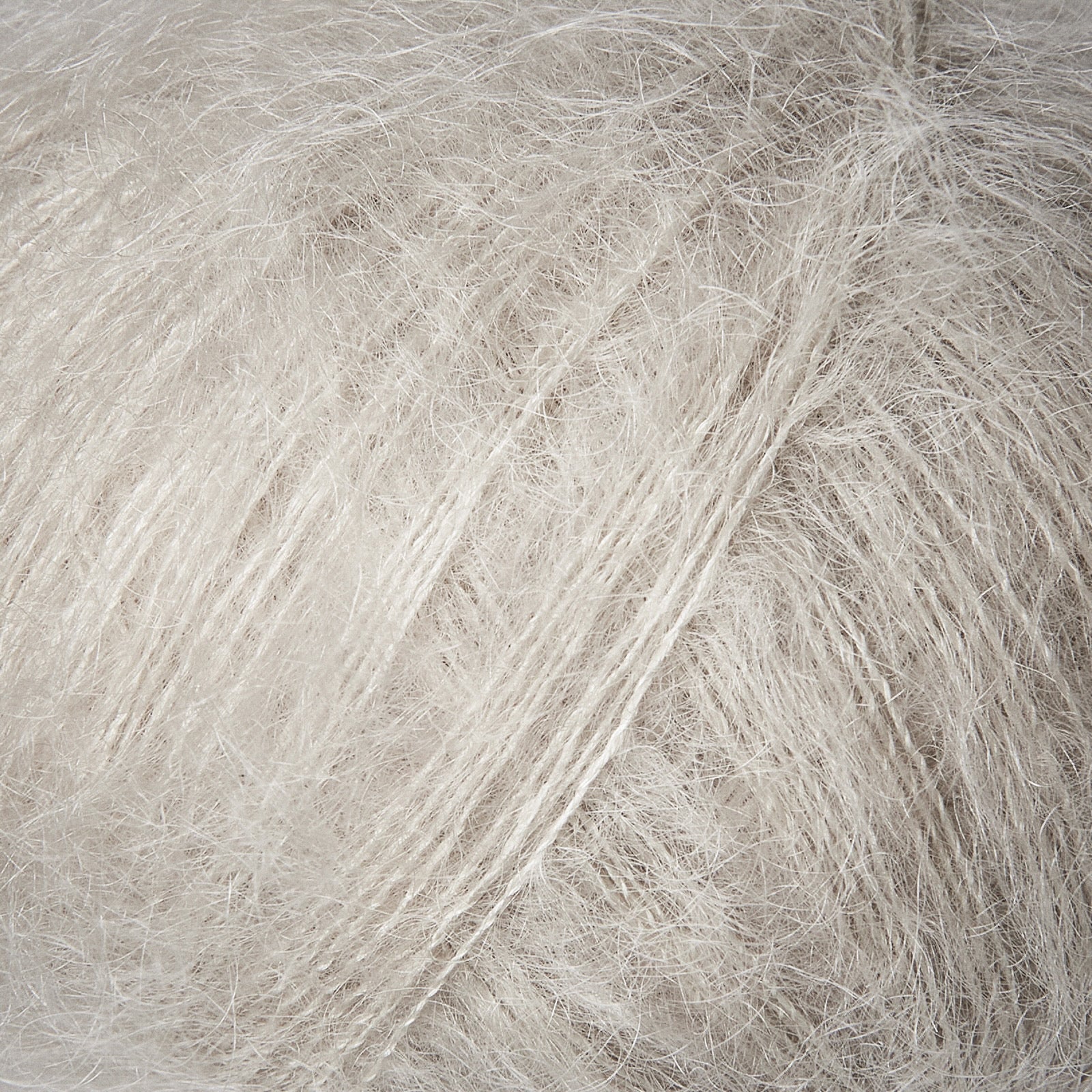 Yumuşacık pastel tonlu Marzipan Soft Silk Mohair ipliği, teninizde hafif bir his bırakır.